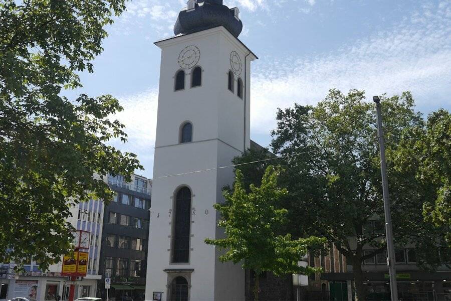 Der sanierte Turm der Kirche am