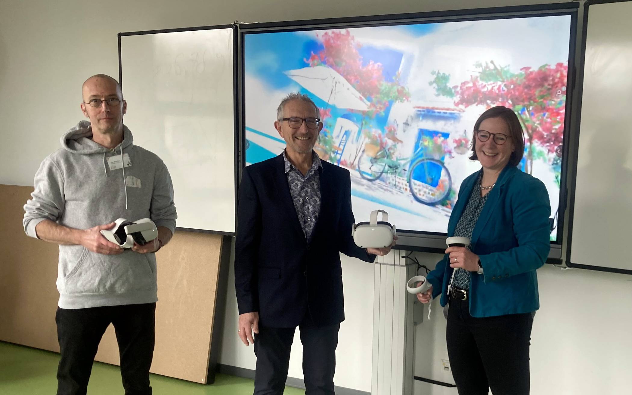 Von li.: Sven Behnfeld (Junior-Uni-Team), Manfred Kartenberg (Vorstandsmitglied Reichert-Alanod-Stiftung) und Dr. Ariane Staab testeten die neuen VR-Brillen gemeinsam.