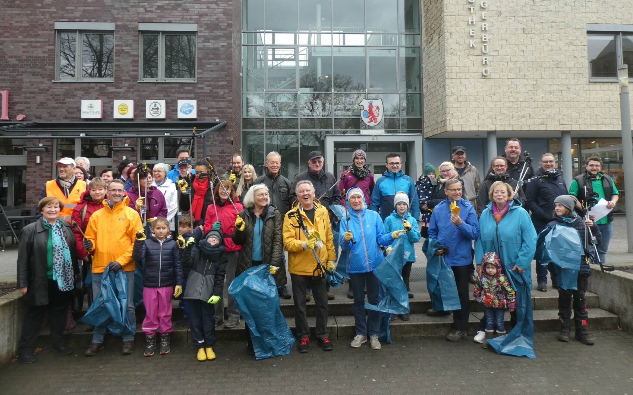  Einige der Teilnehmerinnen und Teilnehmer im März 2023 vor dem Bürgerbüro in Ronsdorf. 