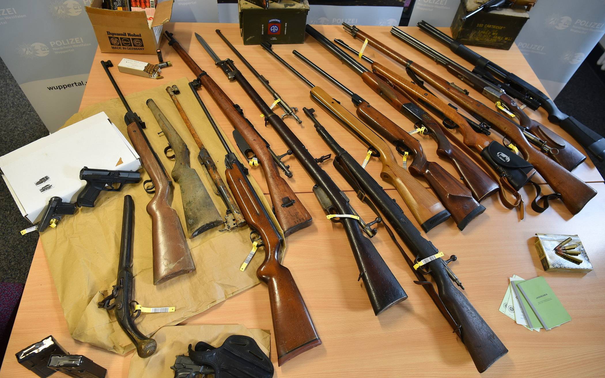 Mutmaßlicher „Reichsbürger“: Polizei findet zahlreiche Waffen