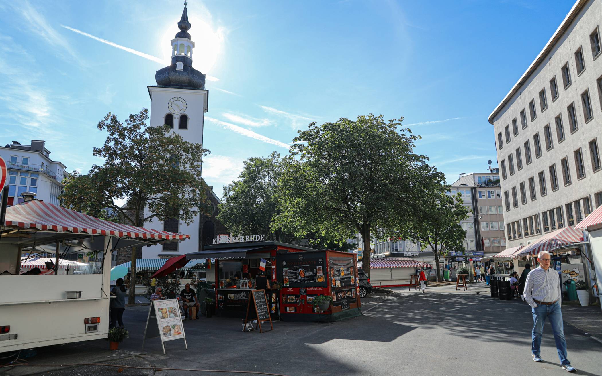 Der Wochenmarkt auf dem Platz vor der Kirche am Kolk.