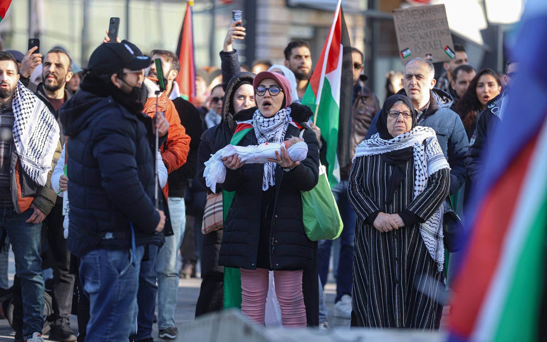 Bilder: Pro-Palästina-Demo in Wuppertal-Elberfeld​