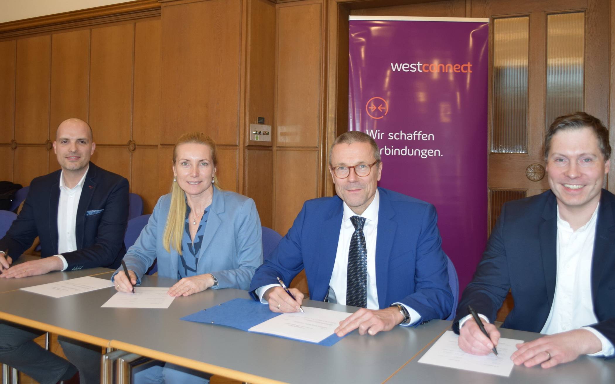  Dezernentin Dr. Sandra Zeh und Oberbürgermeister Uwe Schneidewind (3.v.re.) mit Mathias Krause und Miroslav Broser von Westconnect bei der Unterschrift. 