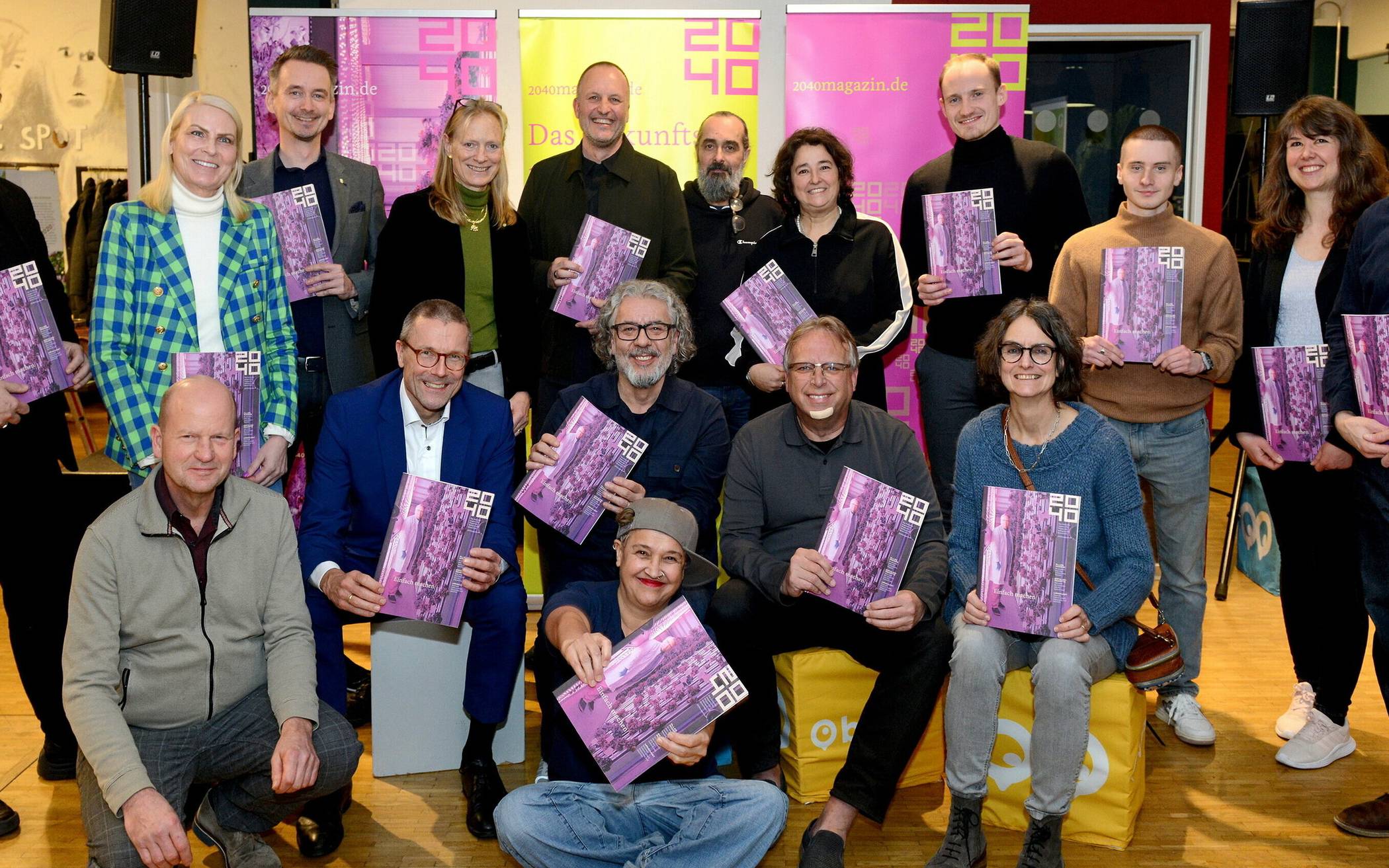  Förderverein und Gäste bei der Präsentation der zweiten Ausgabe des Magazins „2040“ am Montag in der „Codeks Factory“ am Arrenberg. 