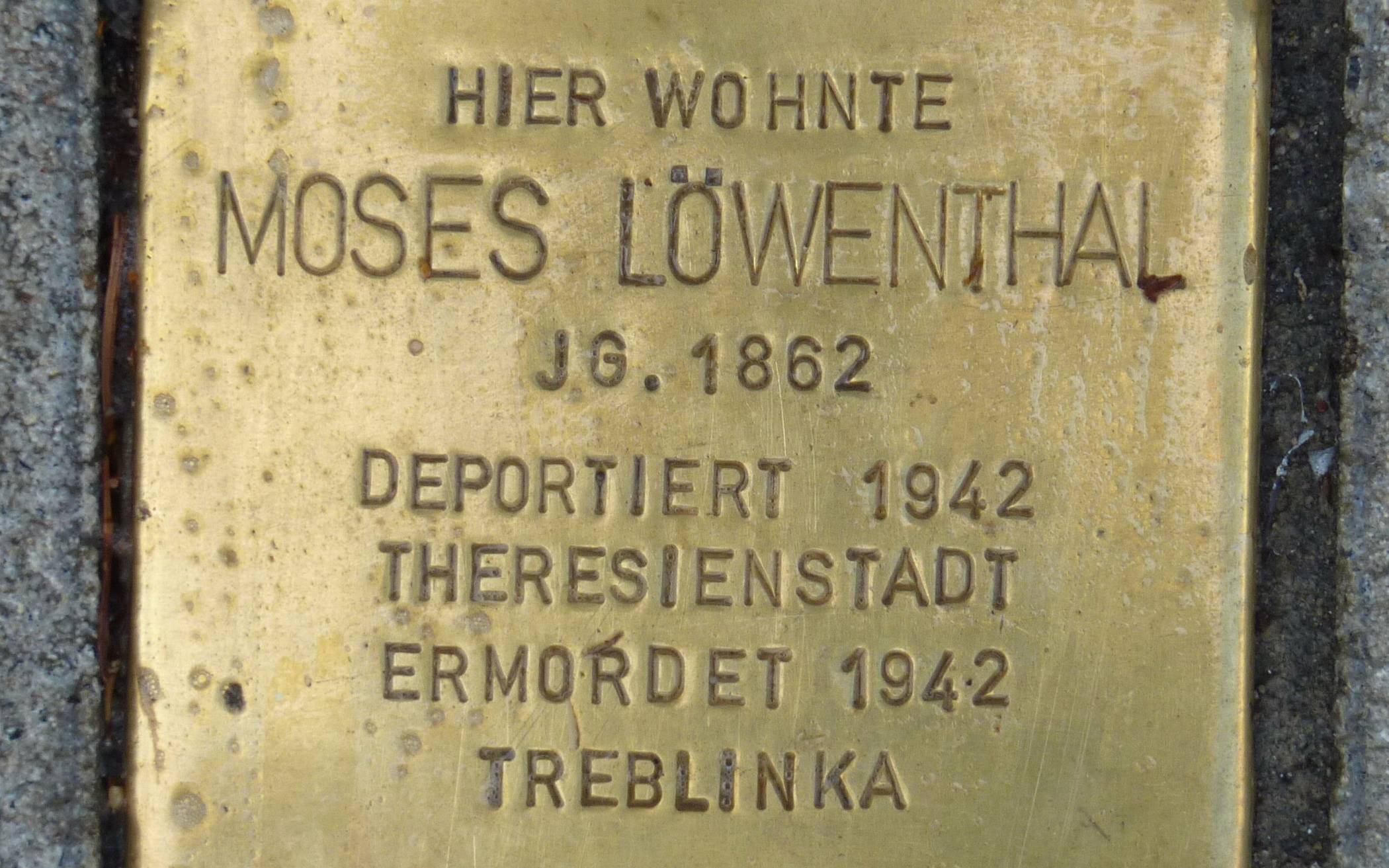  Dieser Stolperstein in Ronsdorf ist Moses Löwenthal gewidmet. Das Wohnhaus hieß im Volksmund früher „Judenhaus“.  