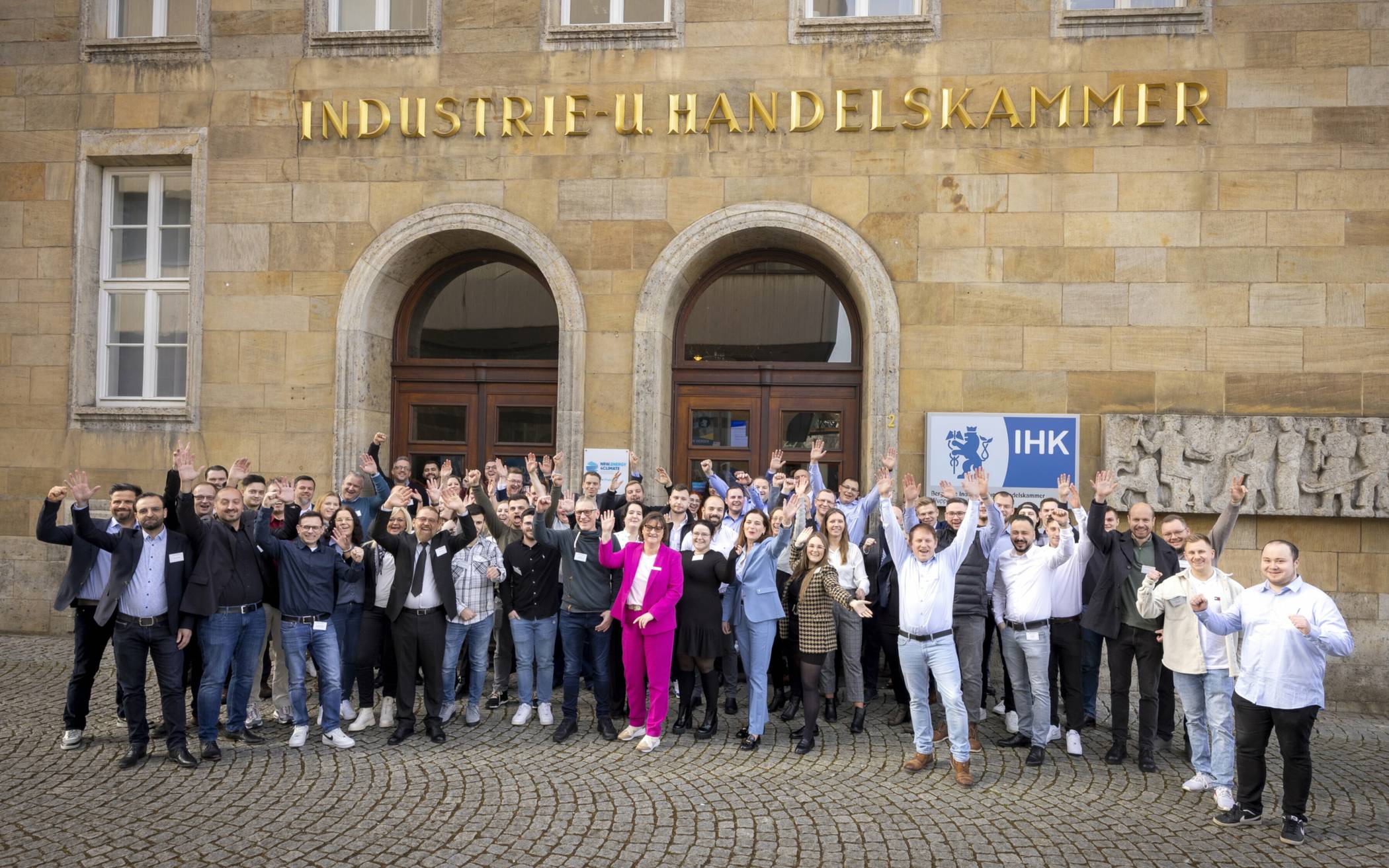  Das Gruppenfoto vor der IHK-Hauptgeschäftsstelle in Elberfeld. 
