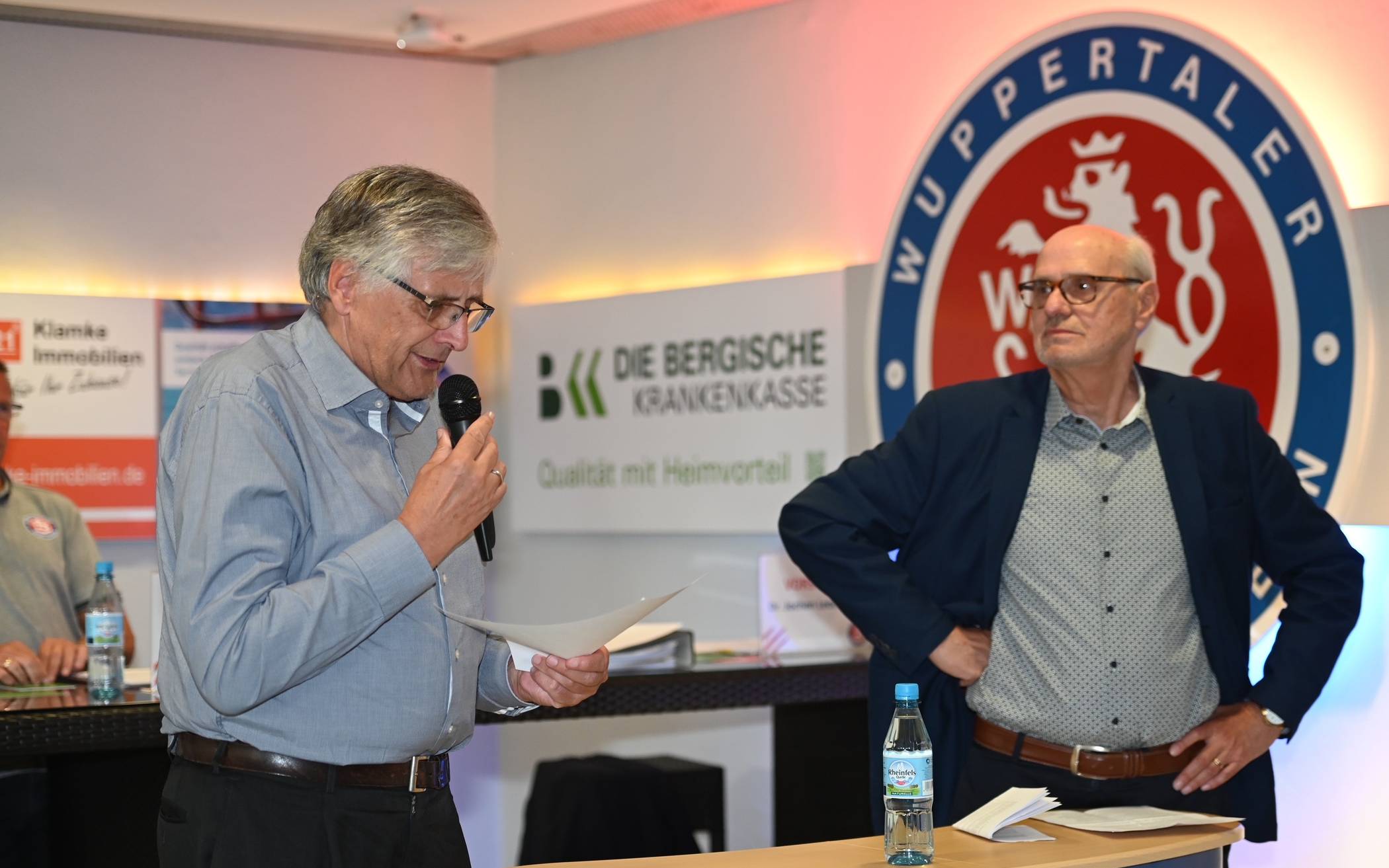 Dr. Jochen Leonhardt (li.) bei der außerordentlichen Mitgliederversammlung im Juli 2022.