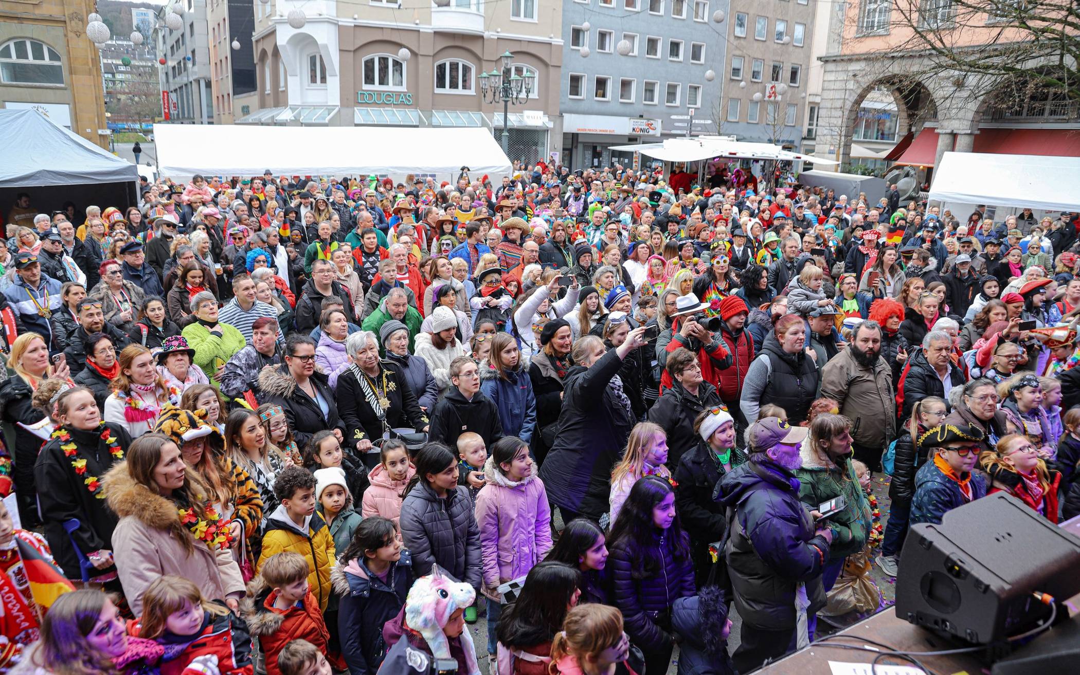 Bilder: Karnevalsparty vor dem Wuppertaler Rathaus​