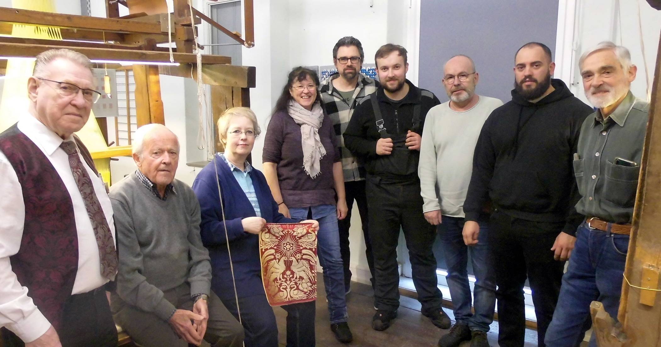 Die Webexperten aus dem Haus der Seidenkultur führten die Wuppertaler Kafka-Delegation durch das Krefelder Seidenmuseum.