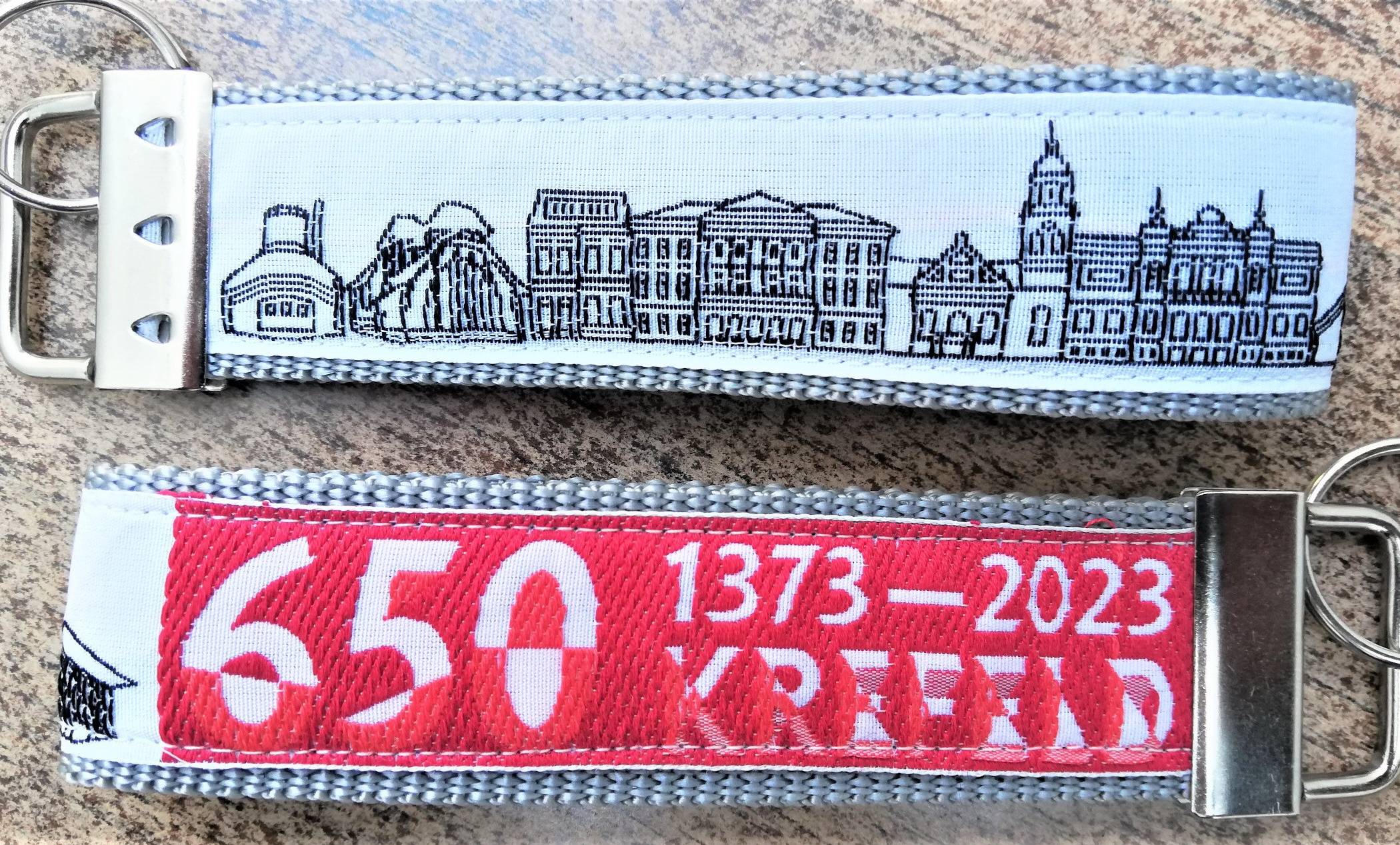  Dieser Schlüsselanhänger – er zeigt historische Gebäude der Seidenstadt – wurde für das Krefelder Stadtjubiläum bei Kafka in Wuppertal produziert. 
