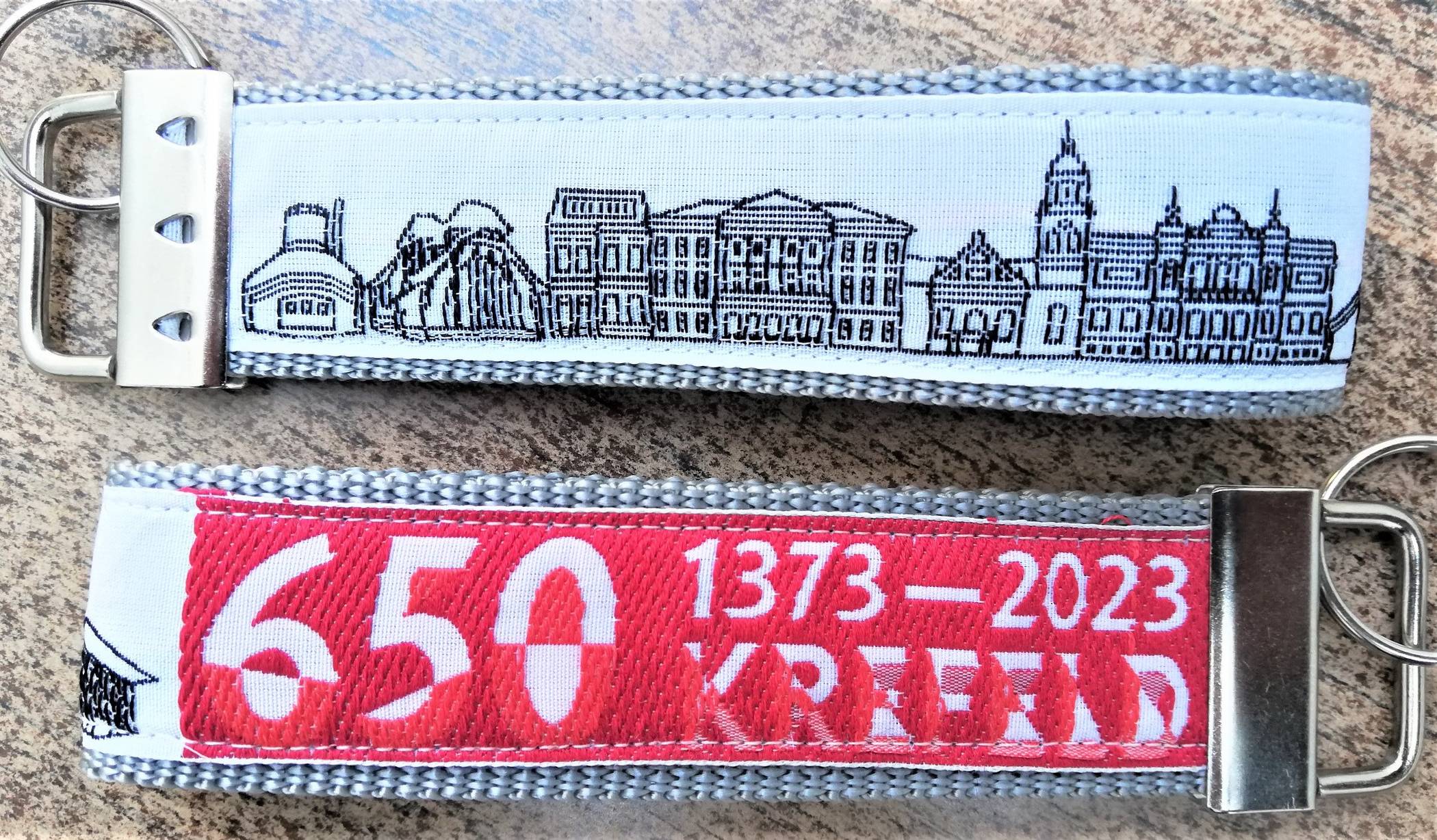  Dieser Schlüsselanhänger – er zeigt historische Gebäude der Seidenstadt – wurde für das Krefelder Stadtjubiläum bei Kafka in Wuppertal produziert. 