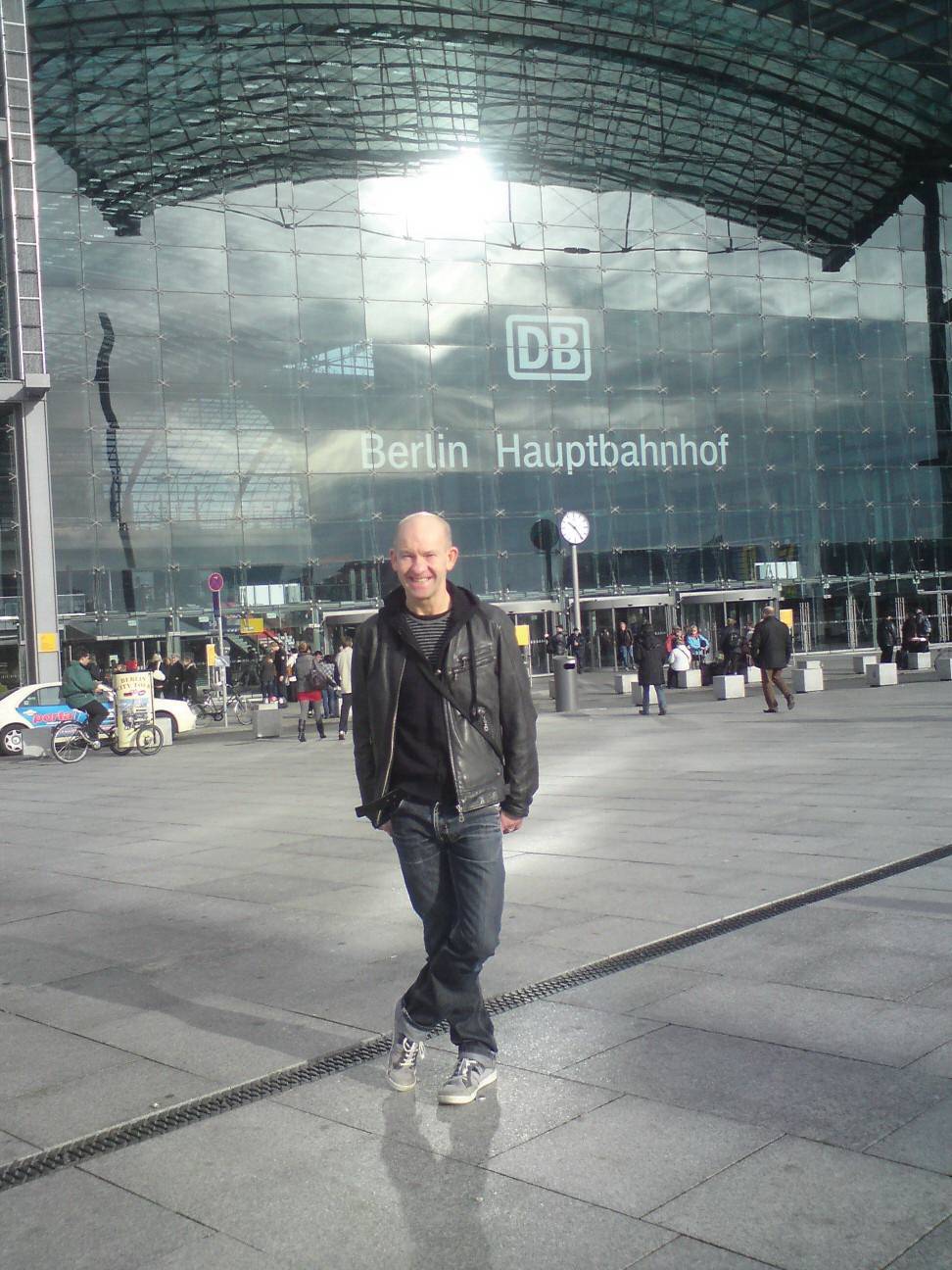 Peter Bergener vor dem Berliner Hauptbahnhof.