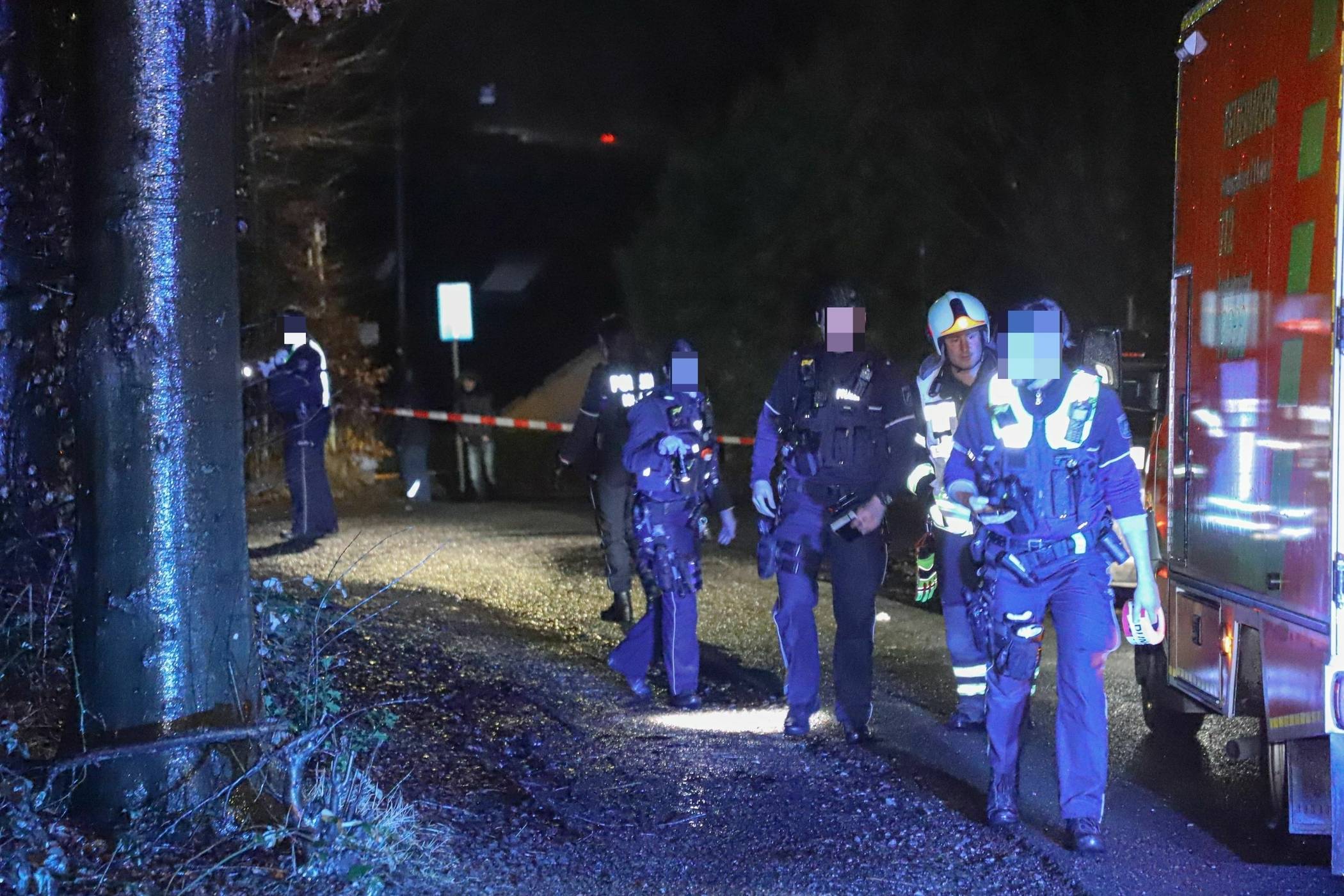  Die Polizei suchte den Tatort ab. 