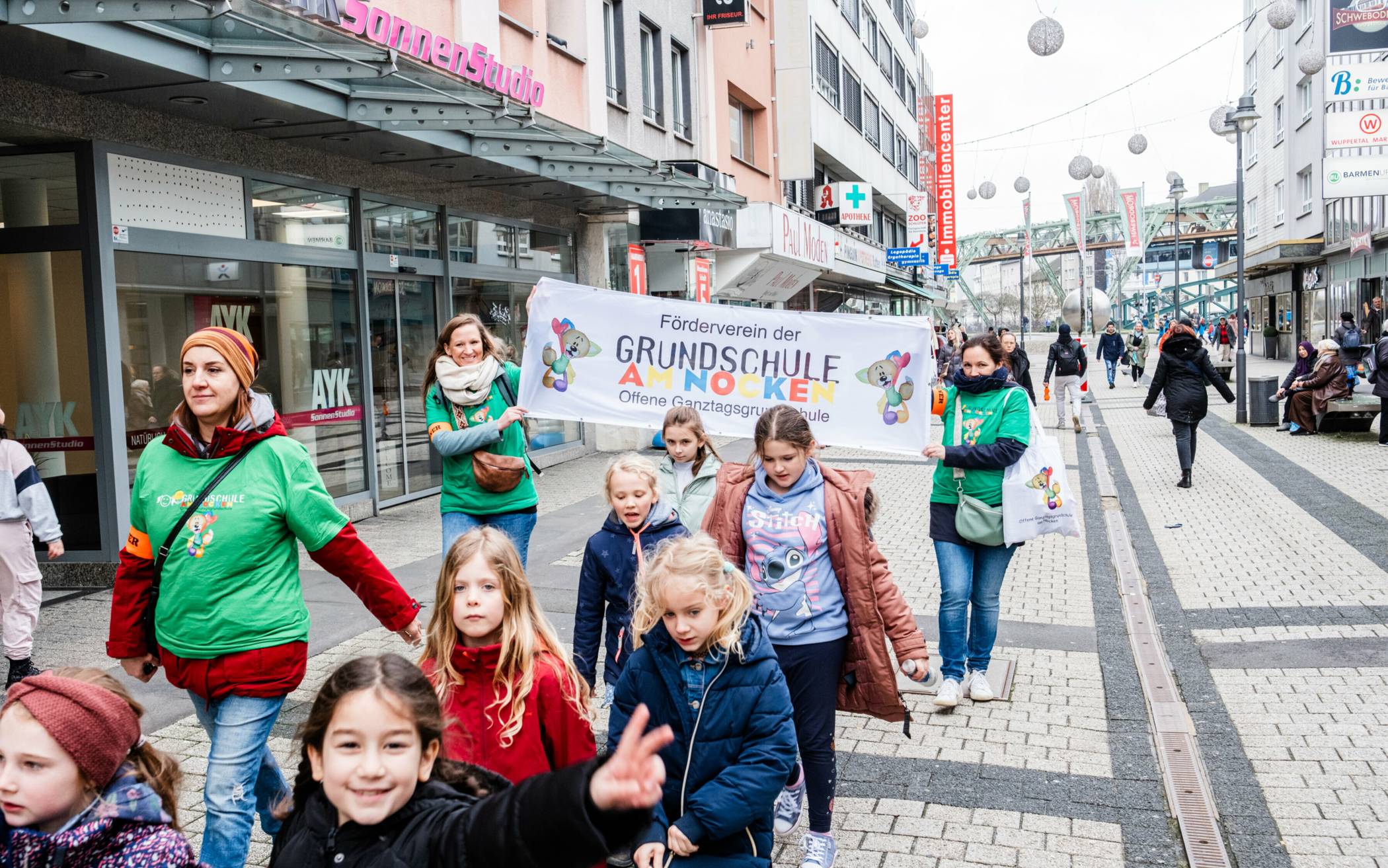 Bilder: Demo für bessere OGS-Angebote​ in Wuppertal