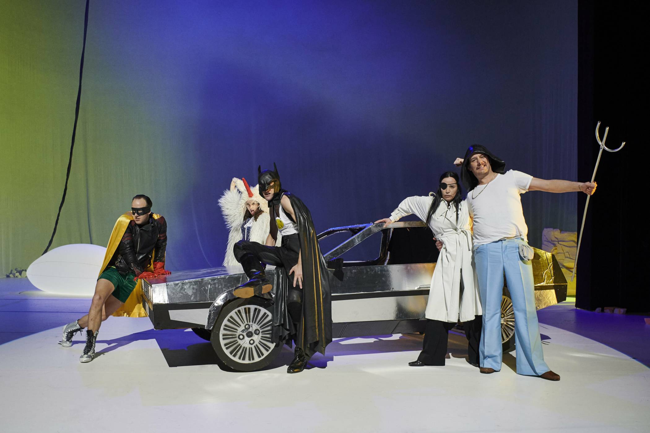 So anders ist der Wuppertaler "Ulysses": Robin, das Puschelfell-Einhorn, Batman, die Einäugige und Meeresgott Poseidon mit dem Auto aus "Zurück in die Zukunft". Von links Konstantin Rickert, Julia Meier, Thomas Braus, Silvia Munzón López und Alexander Peiler.