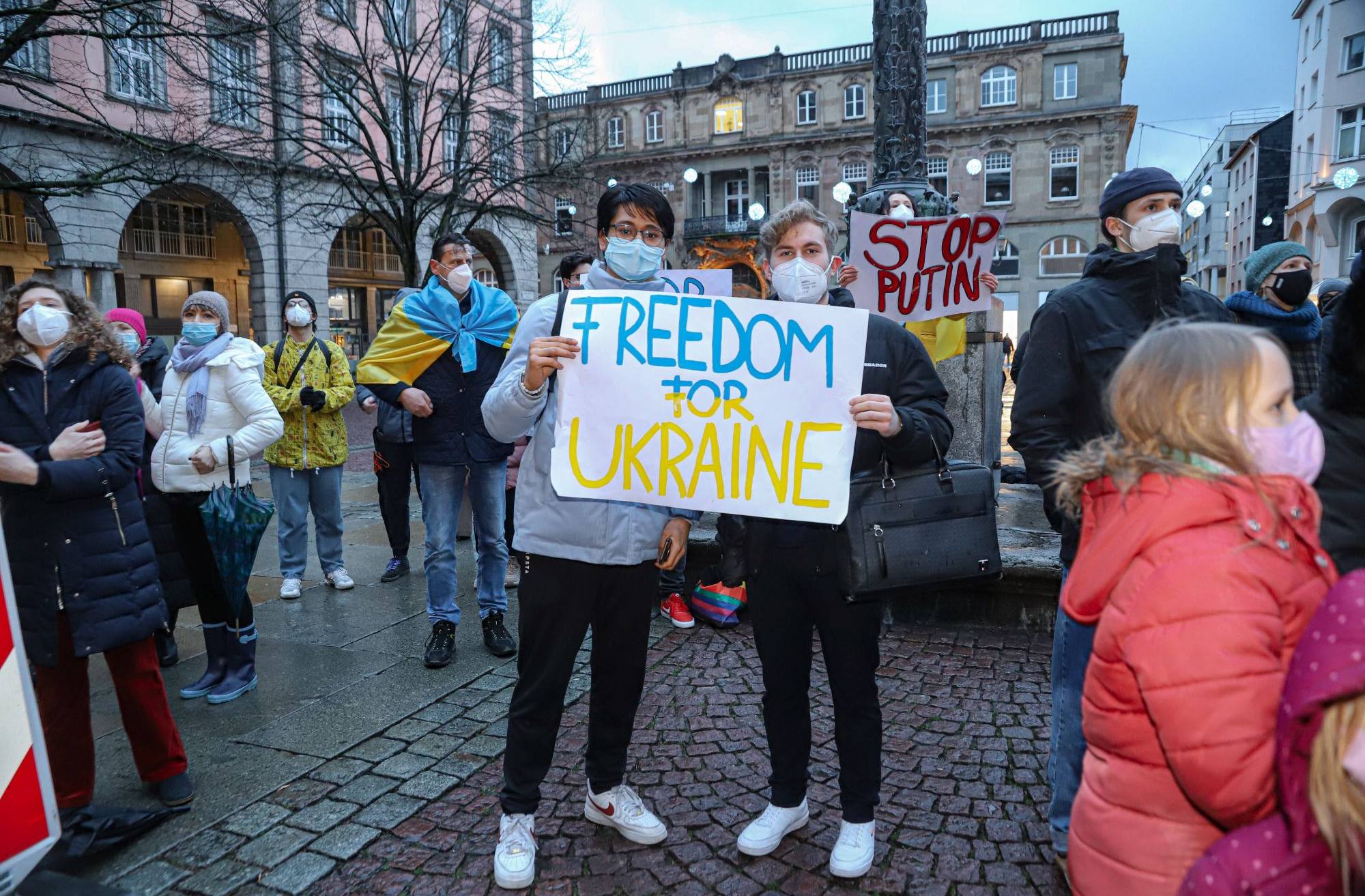 Krieg gegen die Ukraine: Mahnwache vor Rathaus