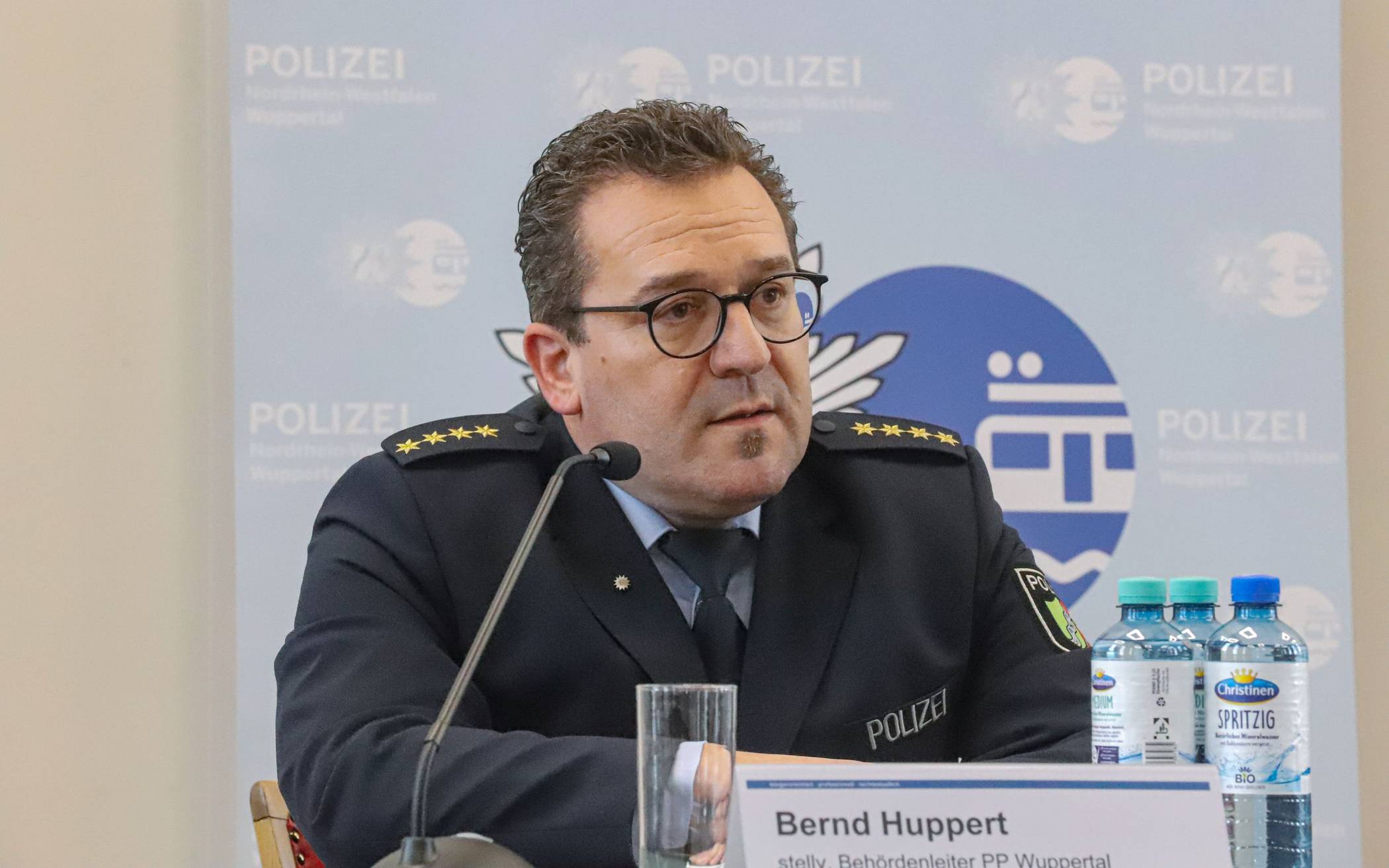  Bernd Huppert (stellvertretender Behördenleiter des Polizeipräsidiums Wuppertal). 