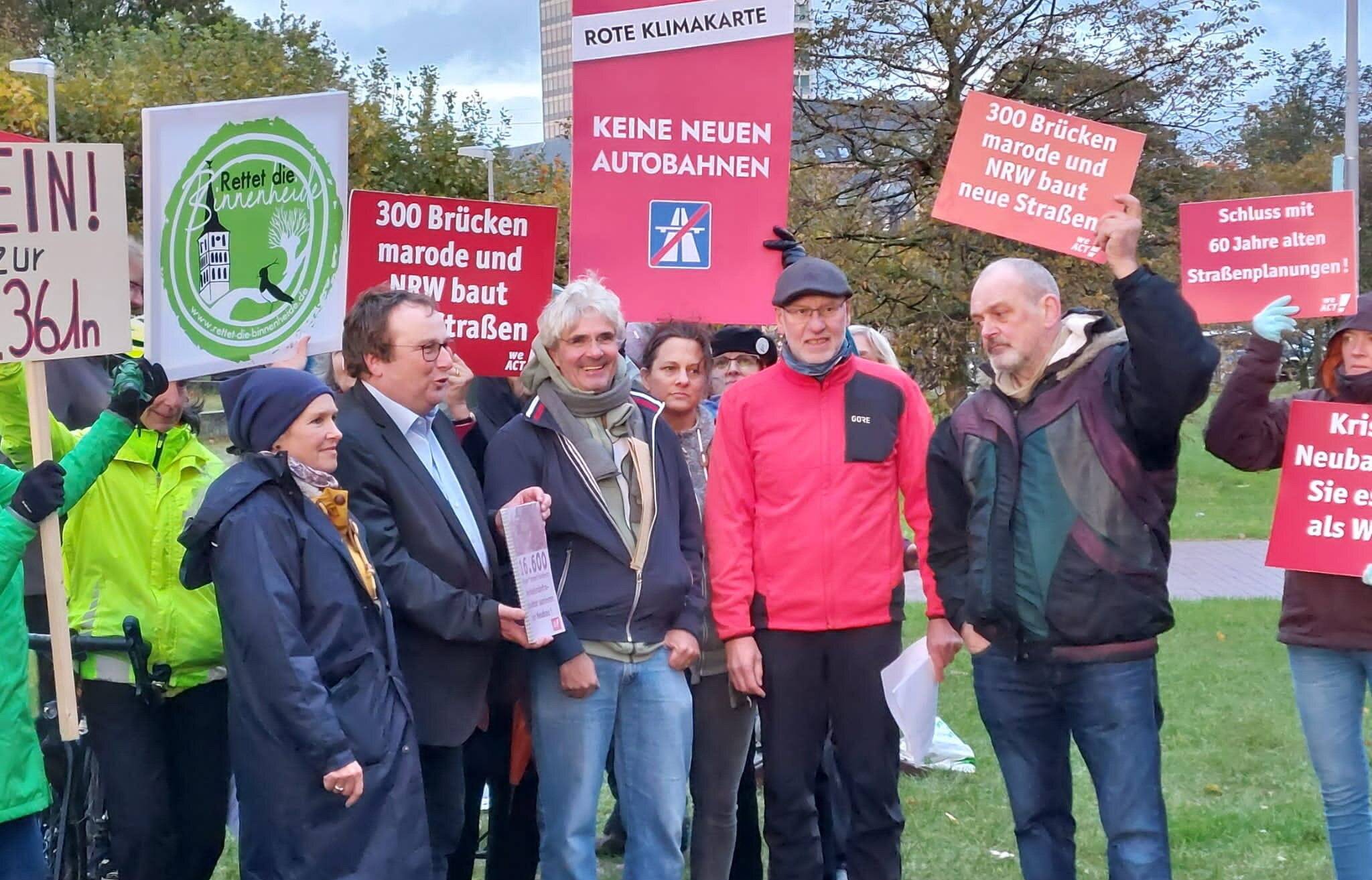  Protest gegen den L419 -Ausbau im November 2023 vor dem Landtag in Düsseldorf Vorne (2.v.li.) steht Minister Oliver Krischer. 