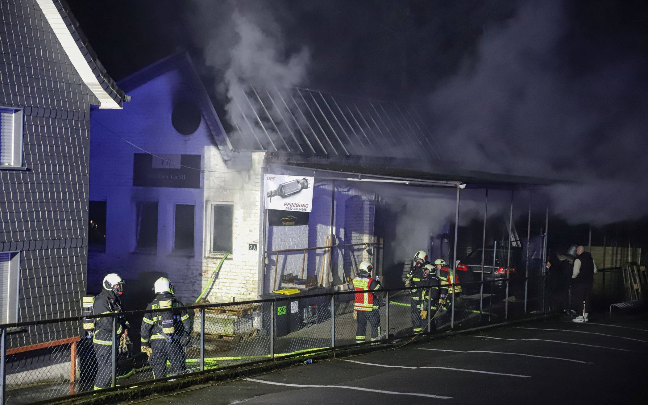 Bilder: Feuerwehr-Einsatz in Wuppertaler Kfz-Werkstatt​