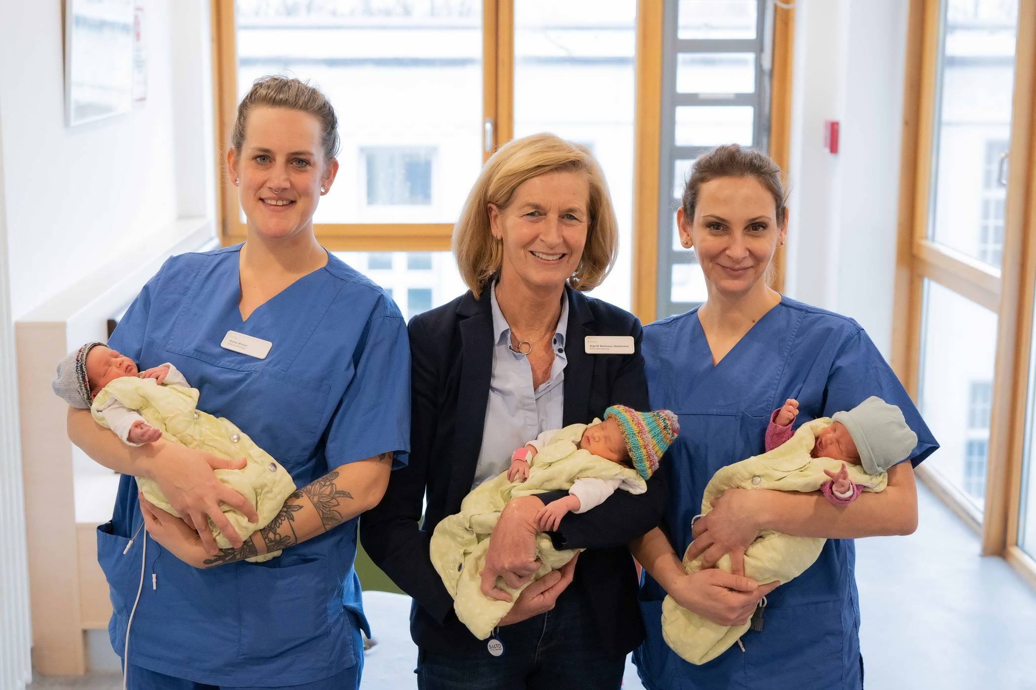  Ali, Hana und Safa auf den Armen von Maike Weber (leitende Hebamme), Sigrid Sommer-Goymann (Elternberaterin im Perinatalzentrum) und der stellvertretenden Leitung Maria Eleftheriadi.  