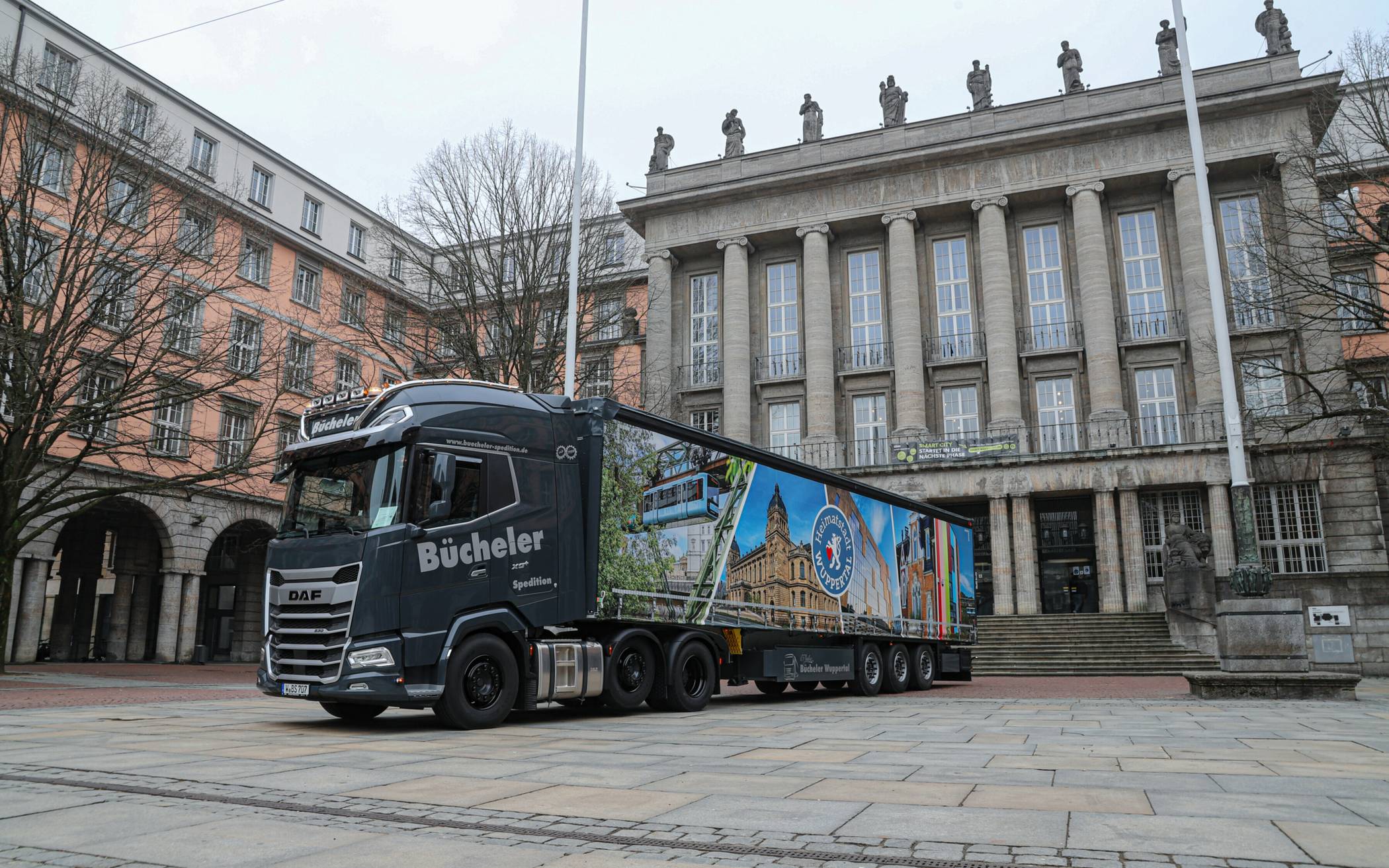 Bilder: Ein Lkw mit Wuppertal-Motiven​ in Europa unterwegs