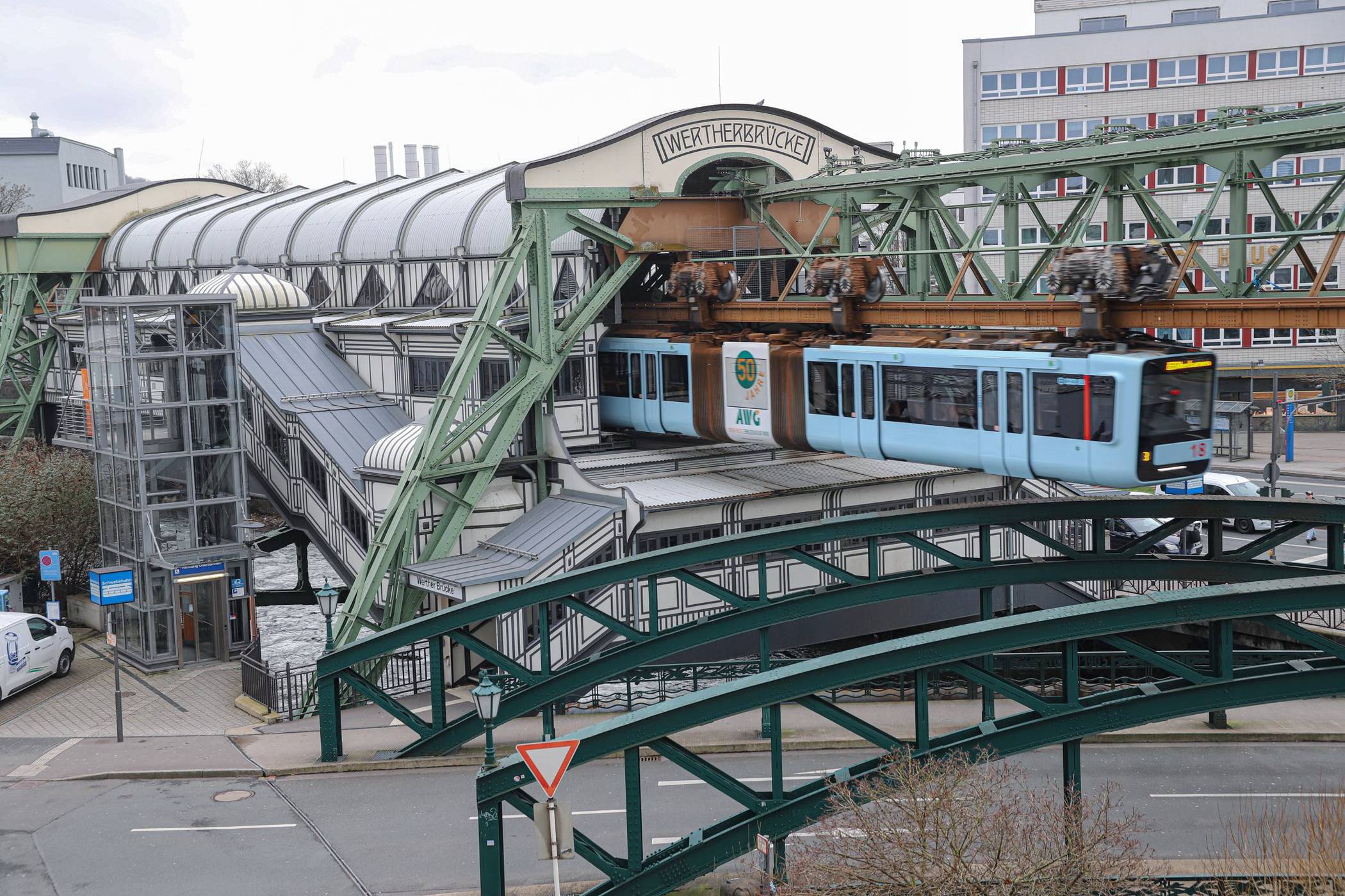 Das Gerüst der Schwebebahn an der Werther Brücke.