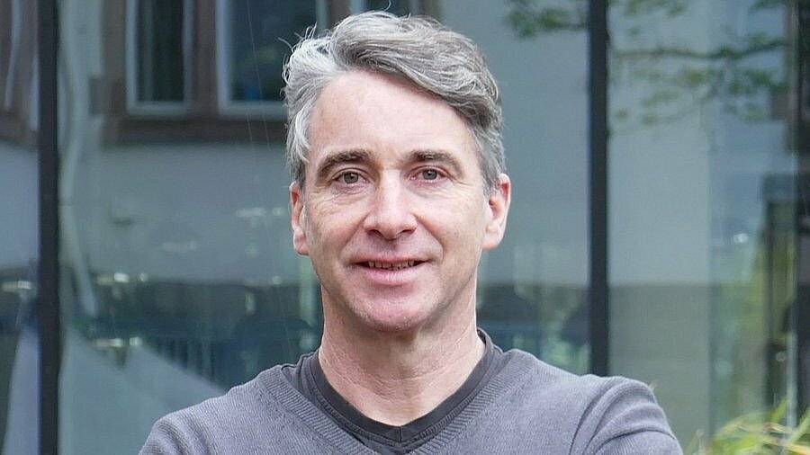  Prof. Dr.-Ing. Bernd Naujoks leitet das Lehr- und Forschungsgebiet Stahlbau und Verbundkonstruktionen in der Fakultät für Architektur und Bauingenieurwesen der Bergischen Universität. 