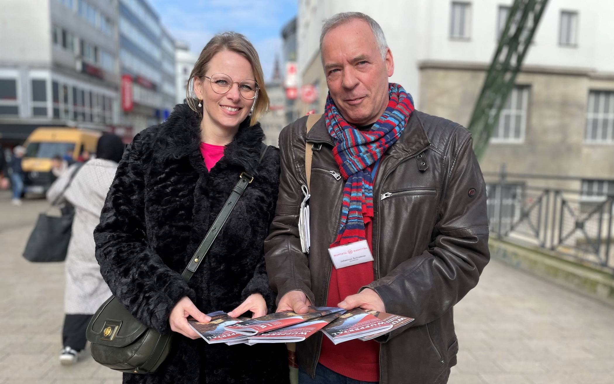  Danica Dannenberg und Johannes Schlottner mit der neuen Broschüre. 