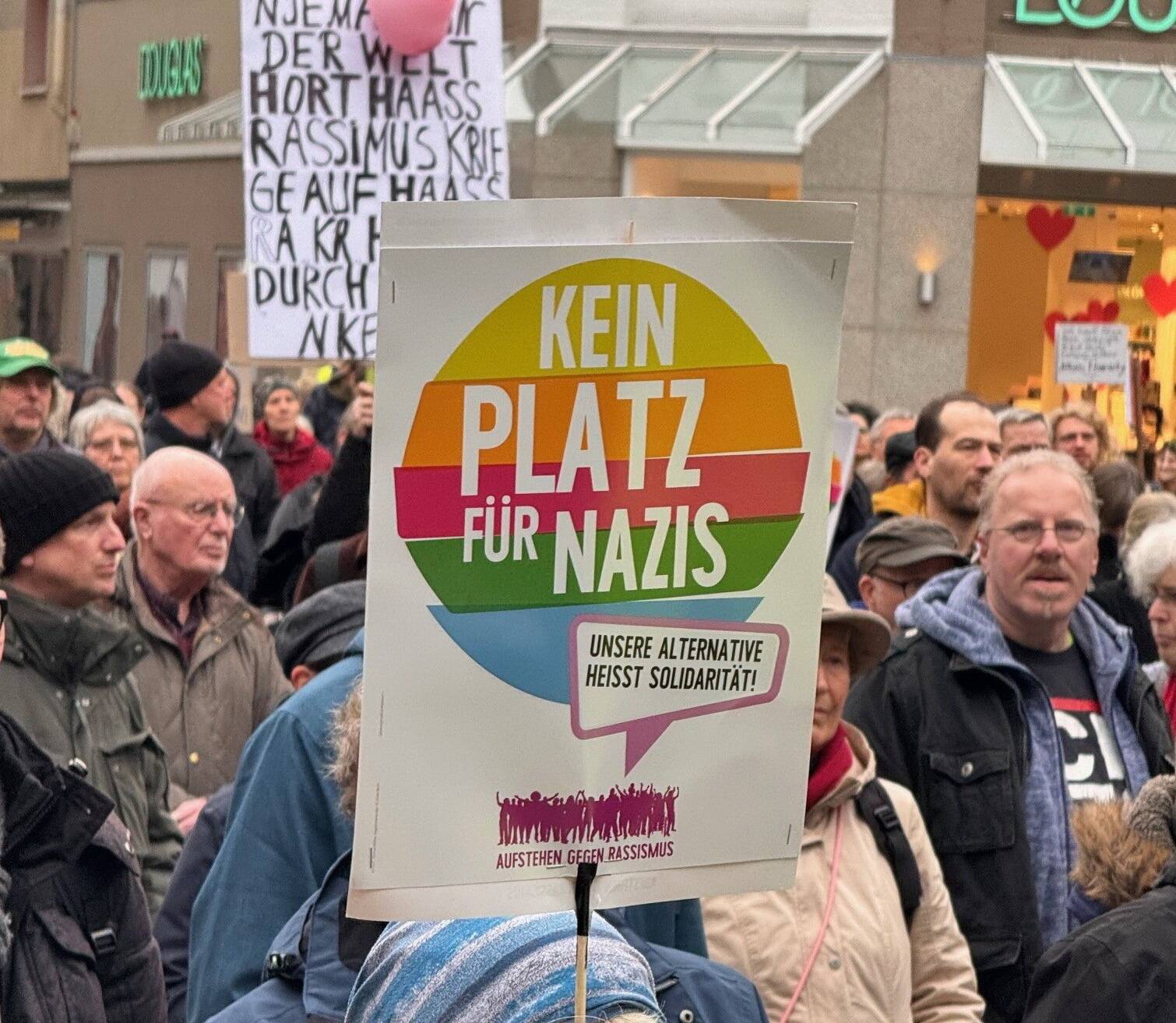  Bild von einer Demo im Februar 2024 vor dem Wuppertaler Rathaus. 