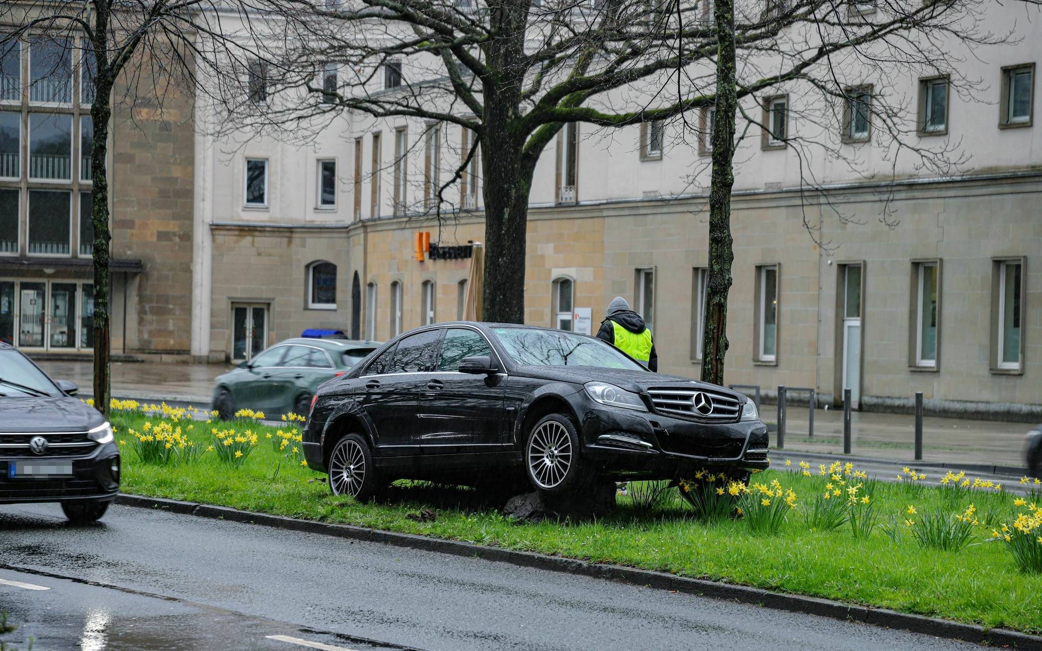 Stein auf Mittelstreifen stoppt Mercedes