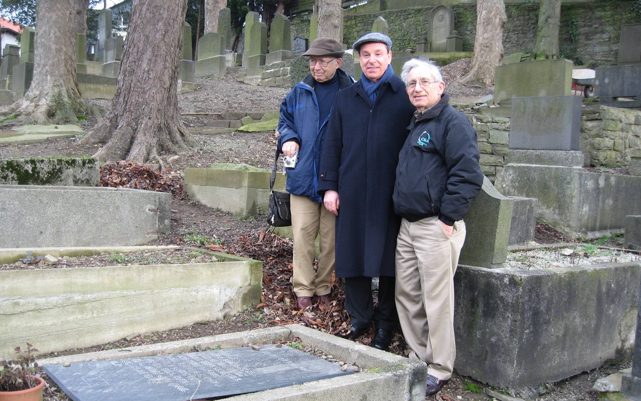  Oswald Laufers Neffen Prof. Dr. Gerd Korman, Dr. Stephen Lawson und Manfred Korman am 13. Januar 2024 am Grab ihres Onkels. 