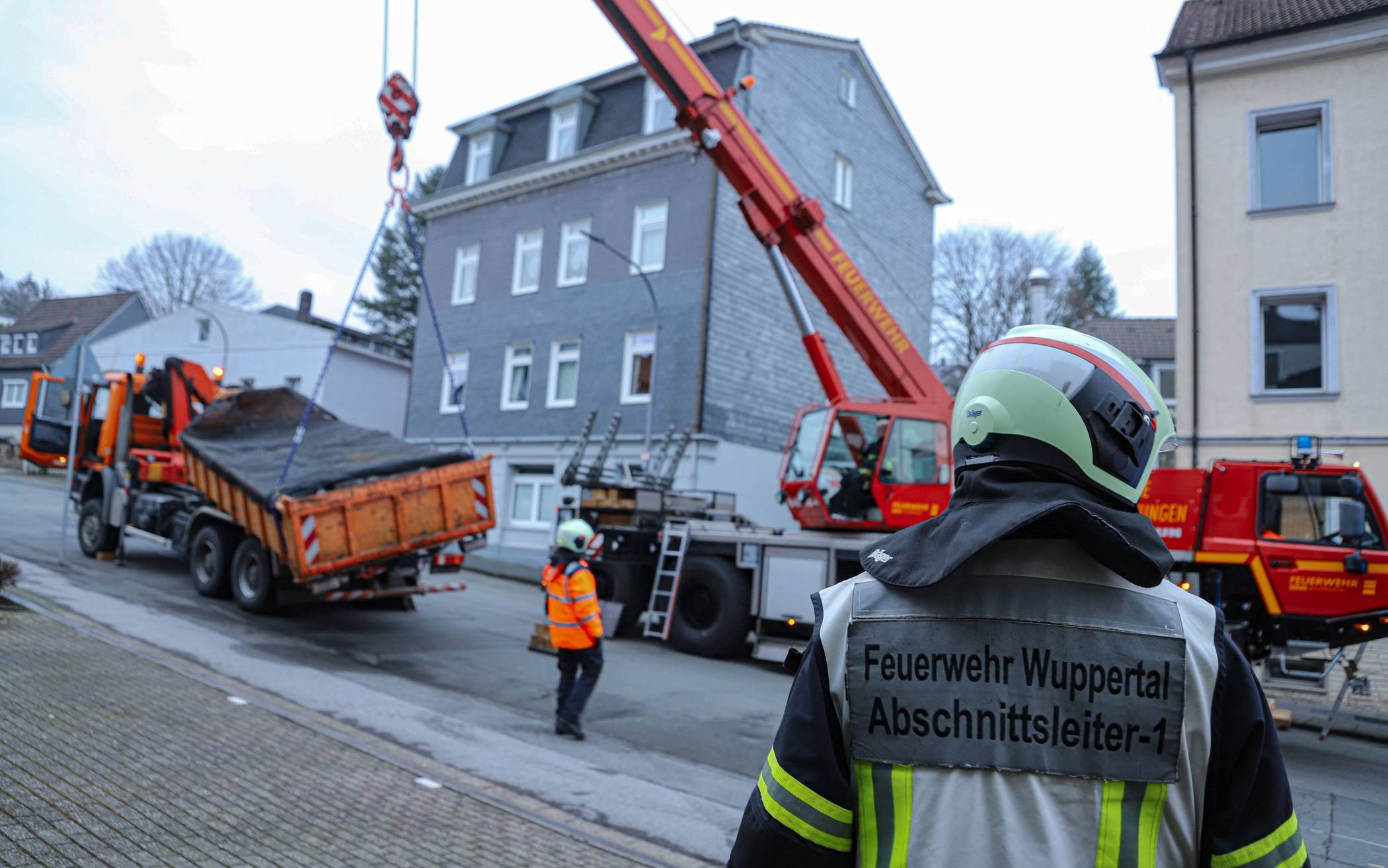 Bilder: Wuppertaler Feuerwehr bringt Mulde in Stellung
