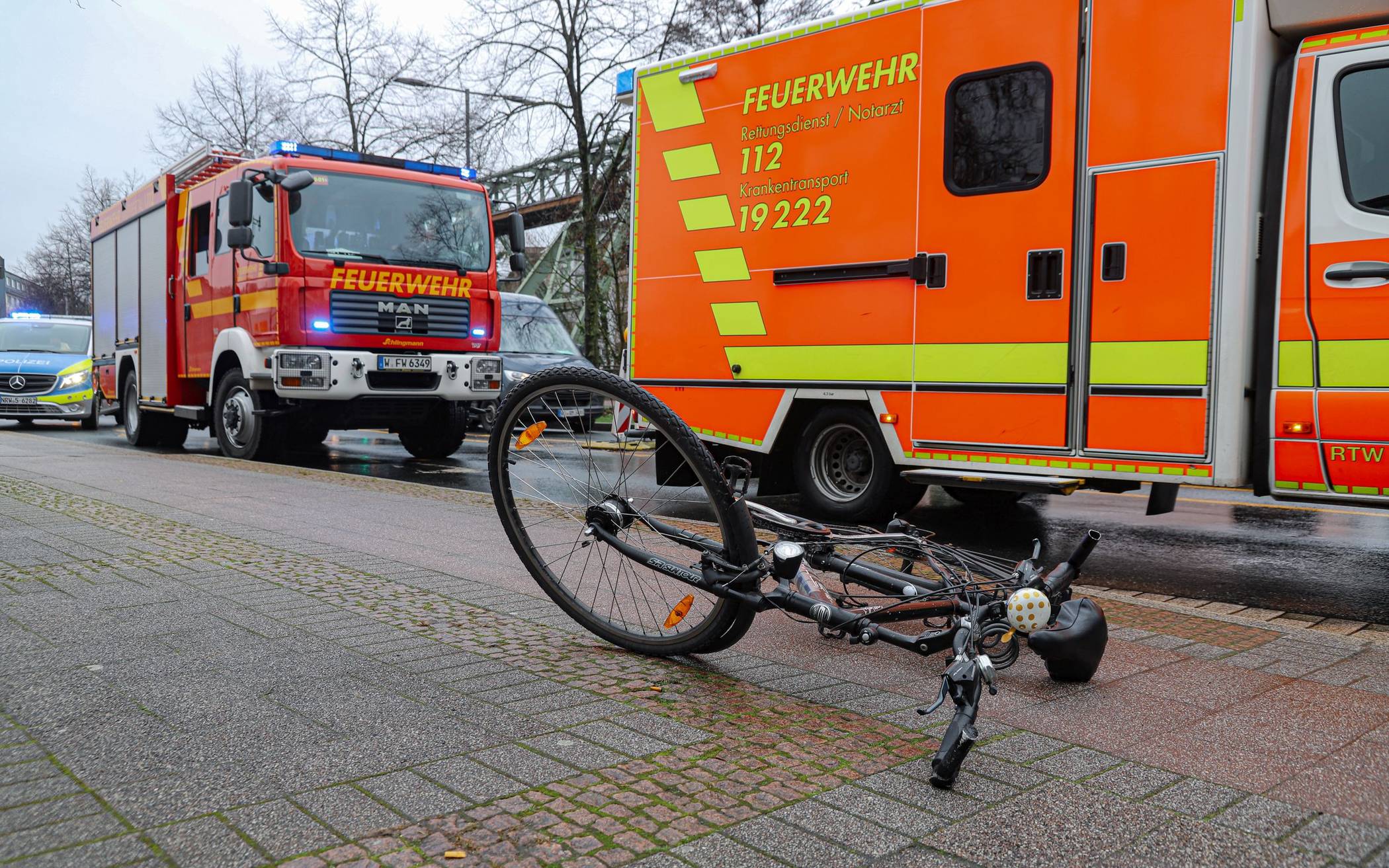 Bilder: Auto erfasst Radfahrerin​ in Wuppertal-Oberbarmen