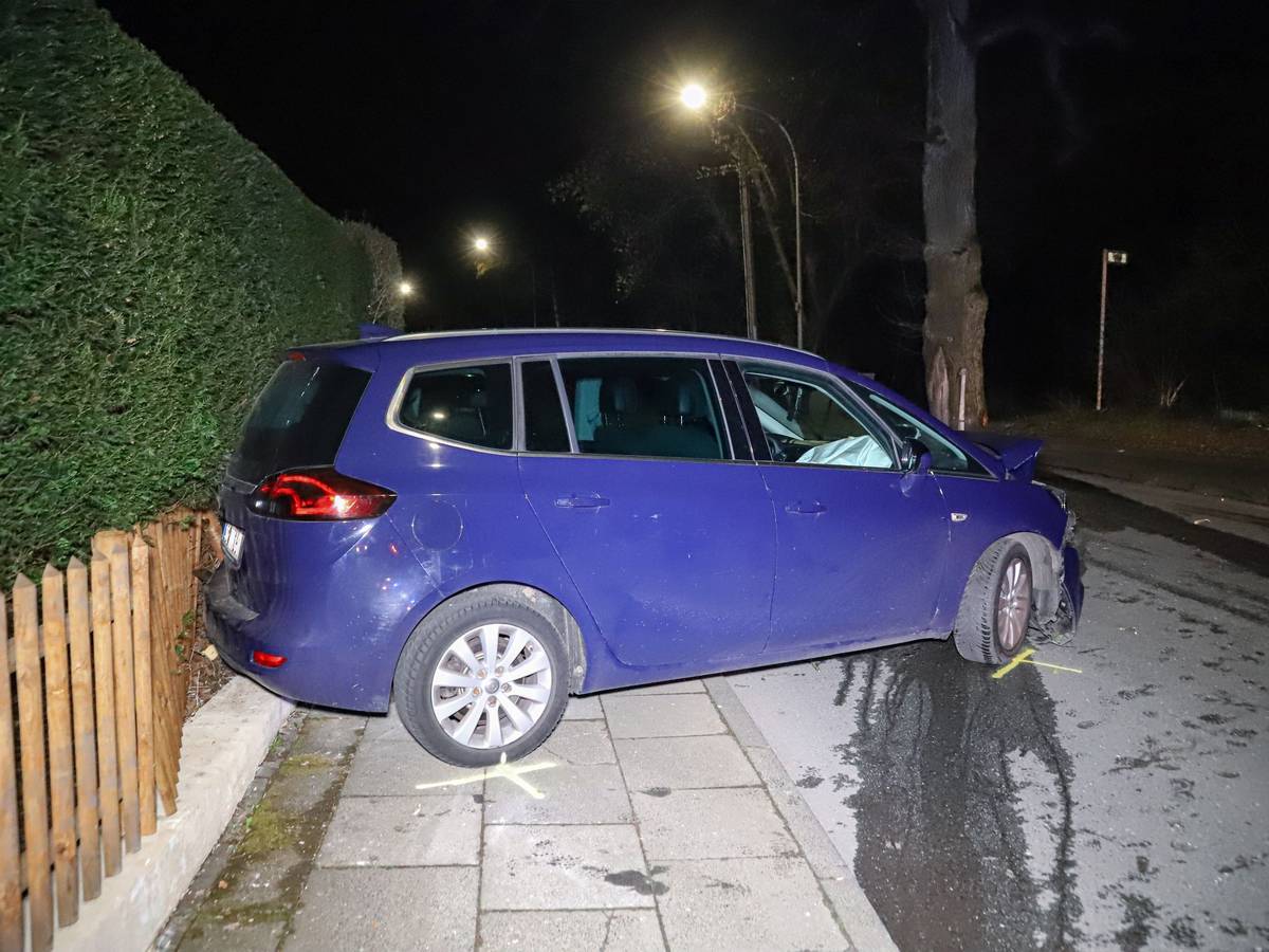 Auto prallt gegen Baum und Mauer
