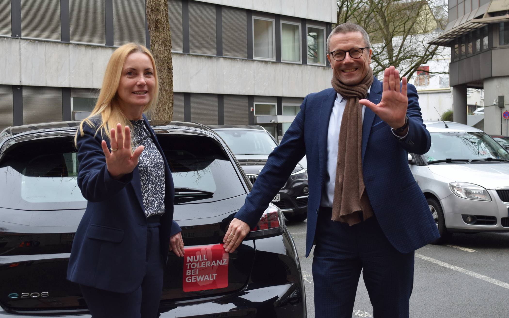  Personaldezernentin Dr. Sandra Zeh und Oberbürgermeister Uwe Schneidewind zeigen die neuen Aufkleber, die jetzt an den städtischen Fahrzeugen angebracht werden. 