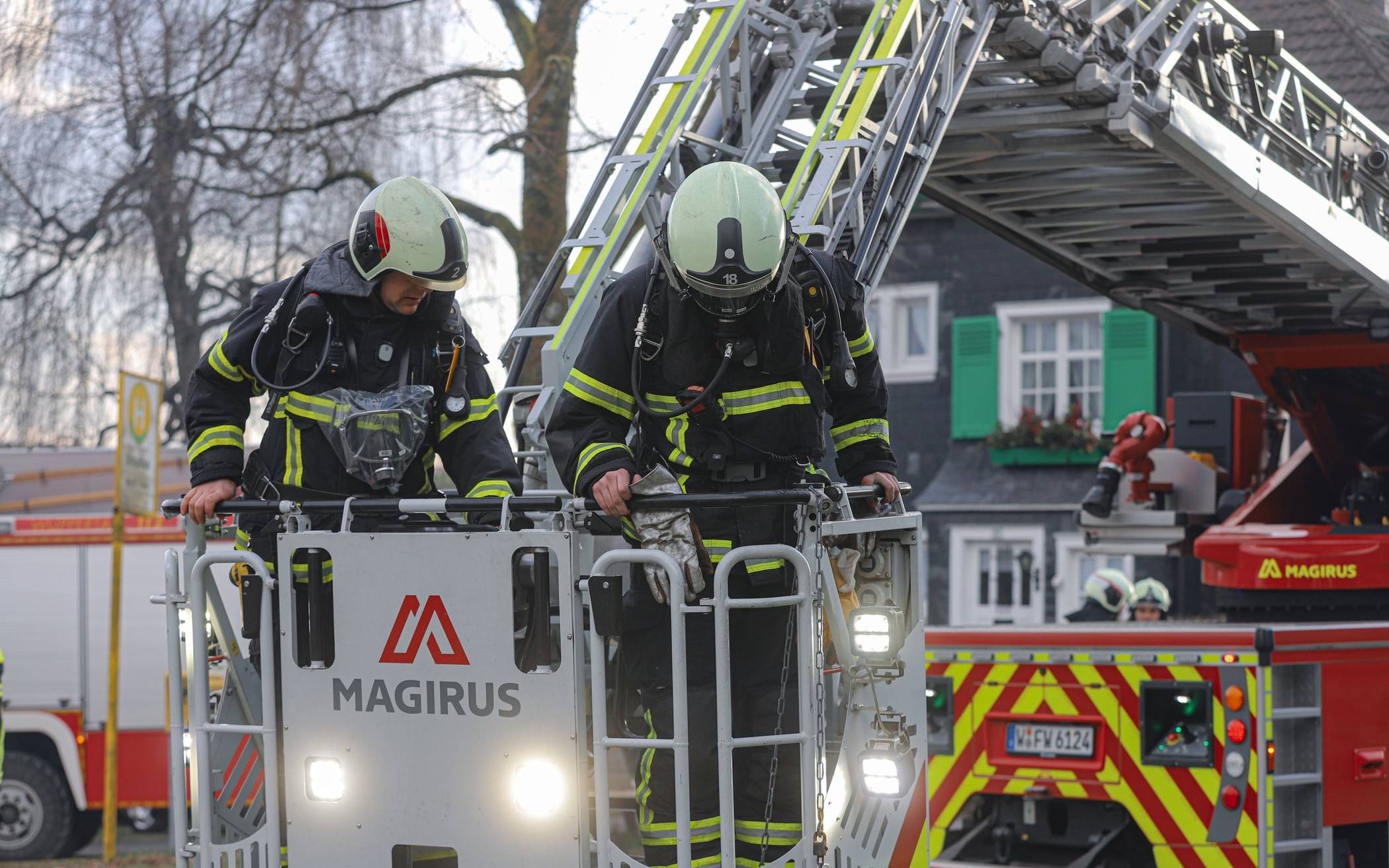 Bilder: Stundenlanger Kampf in Wuppertal gegen Kaminbrand​
