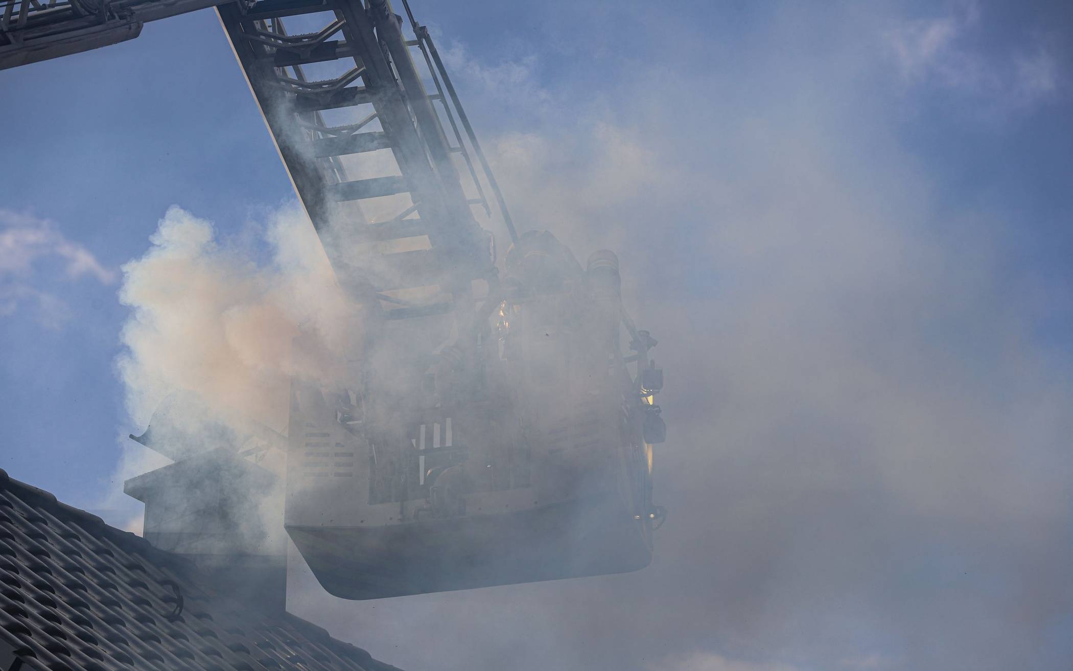 Kaminbrand hält Feuerwehr lange in Atem