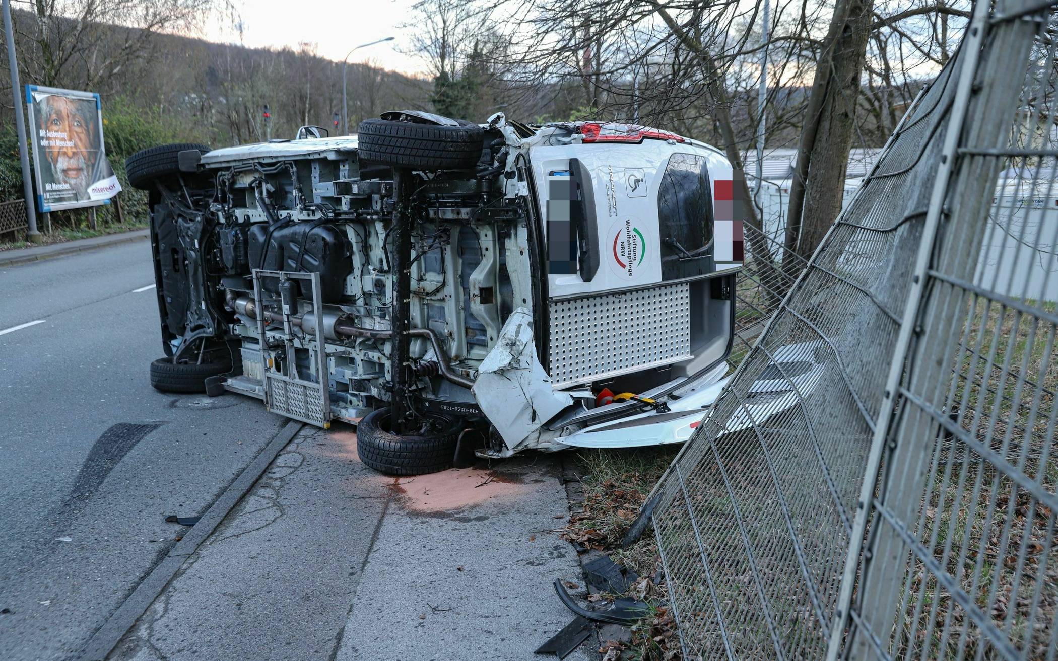 Bilder: Ford Transit kippt in Wuppertal auf die Seite​