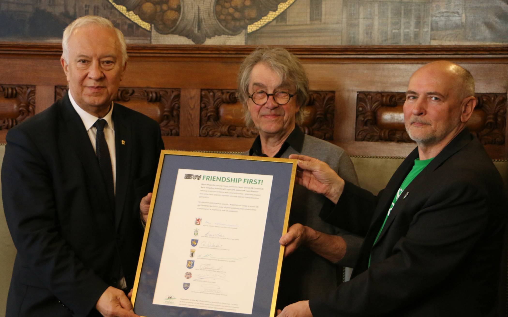  Von li.: Stadtpräsident Tadeusz Krzakowski, Wolfgang Mohrhenn (Der Grüne Weg) und Robert Pirecki (Ekorama). 