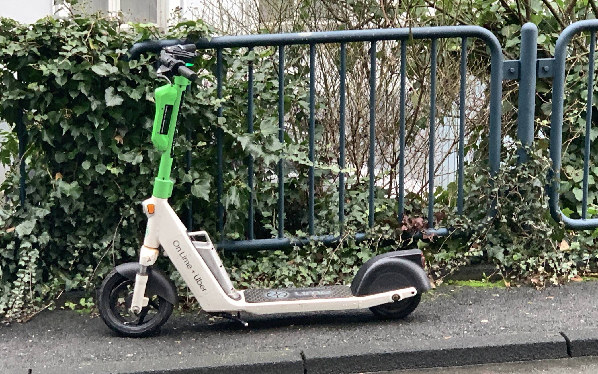 Ein E-Scooter, der einen Bürgersteig in
