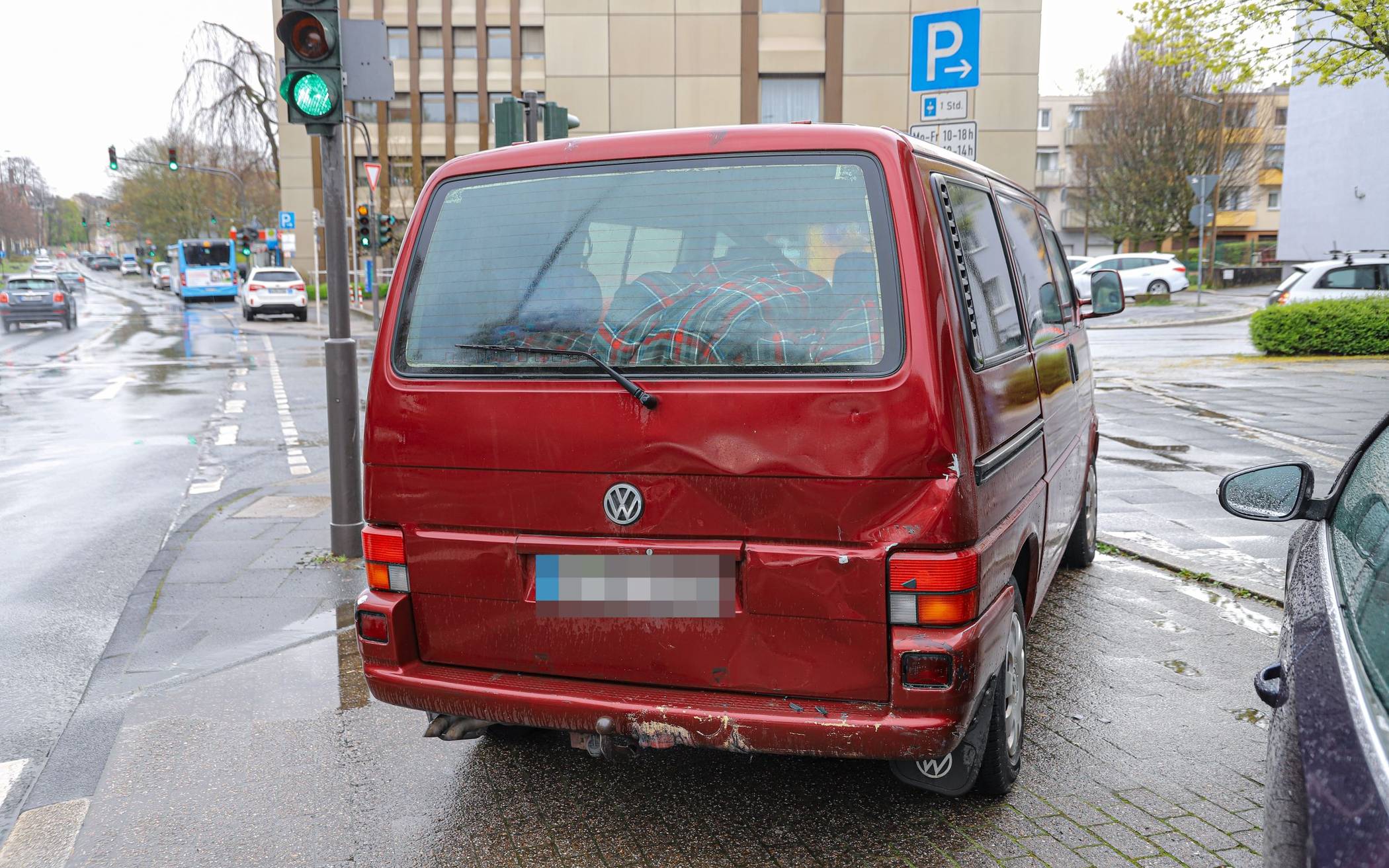 Bilder: Unfall in Wuppertal mit Rettungswagen und VW Bully​