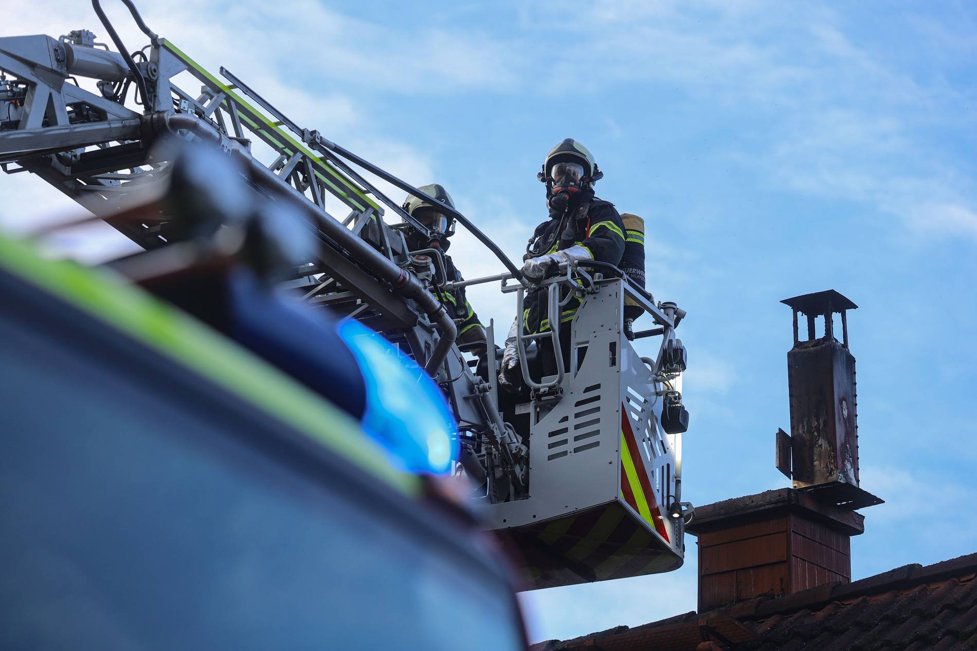 Feuerwehr stoppt Brand in Kamin in WuppertalLaaken