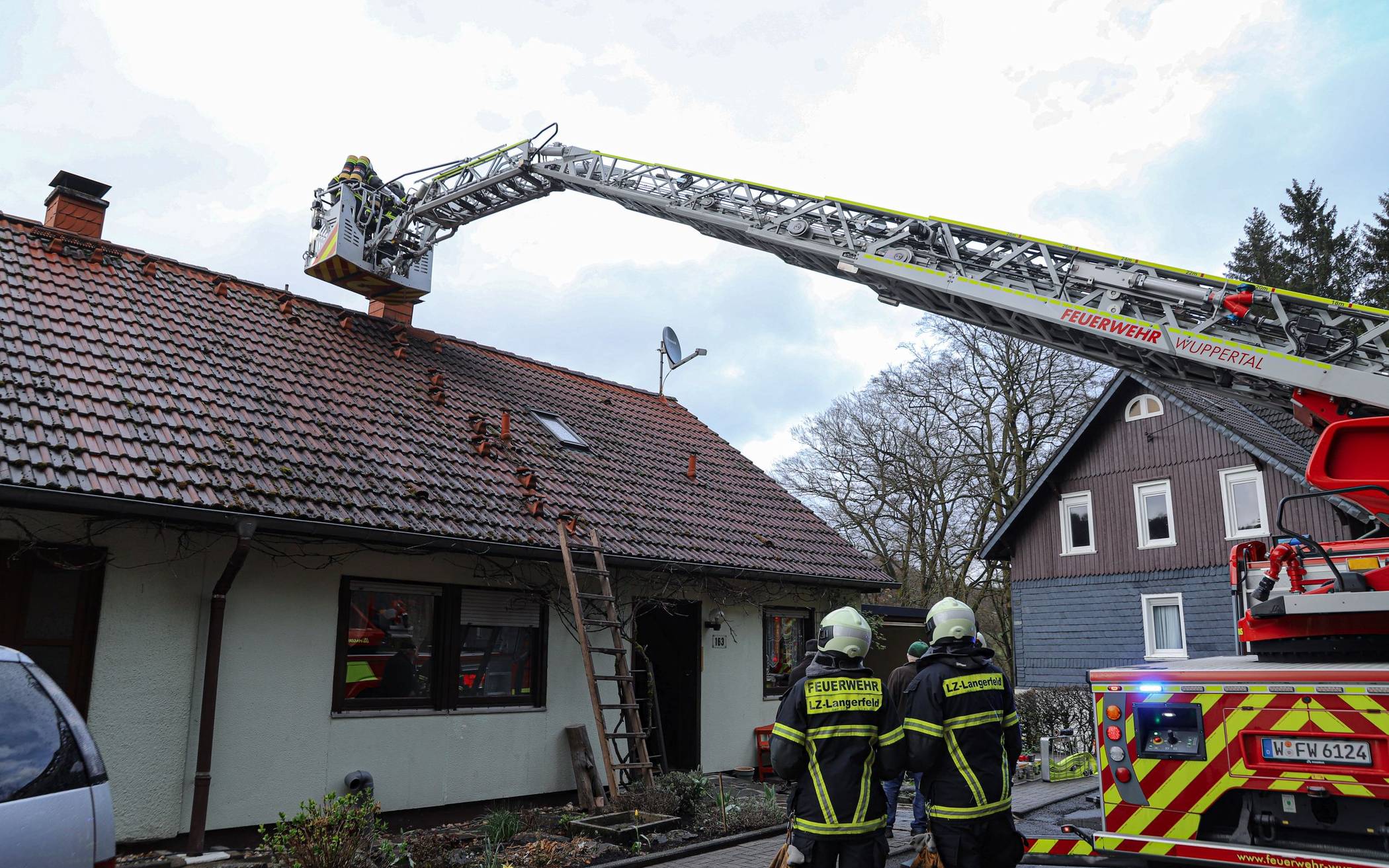 Bilder: Wuppertaler Feuerwehr beseitigt Brand in Kamin​