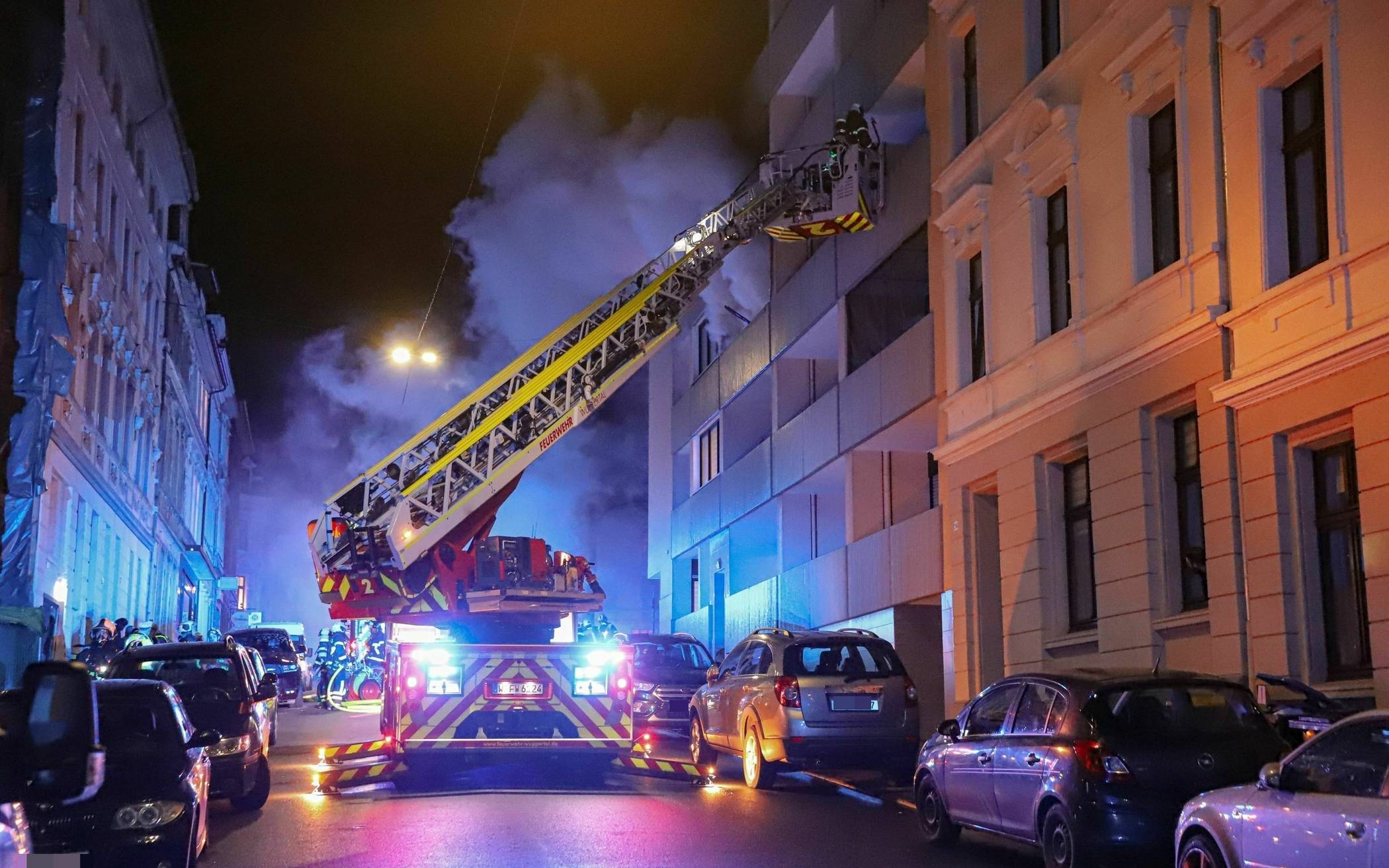 Brand: Feuerwehr rettet zehn Personen aus Gebäude