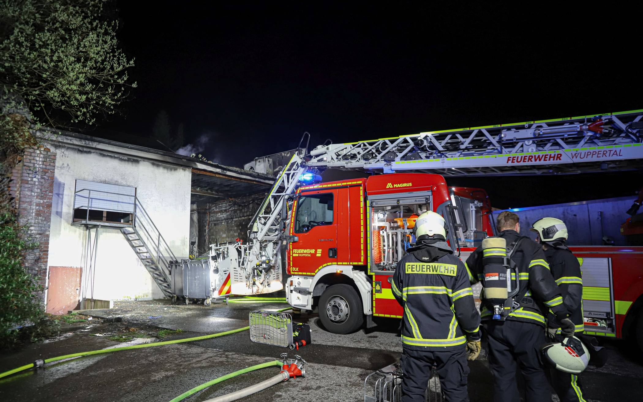 Bilder: Brand in Discounter-Anlieferbereich​ in Wuppertal