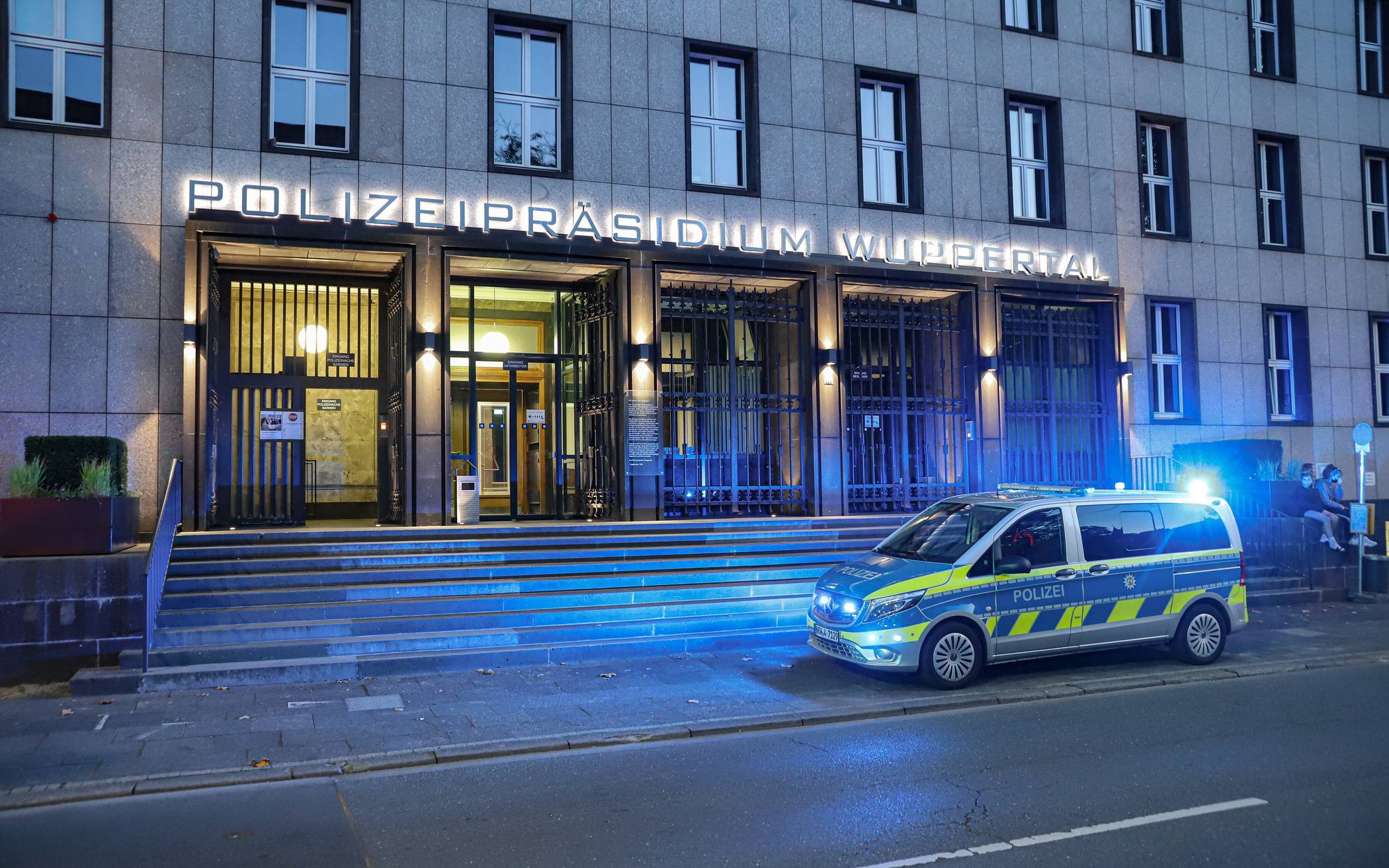  Der Eingang des Polizeipräsidiums an der Wuppertaler Friedrich-Engels-Allee. 