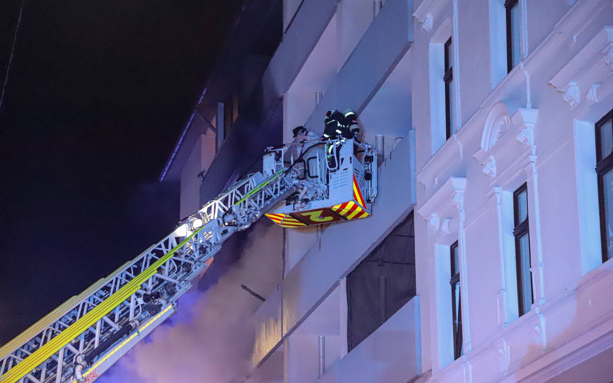Feuerwehr rettet Menschen aus brennendem Haus