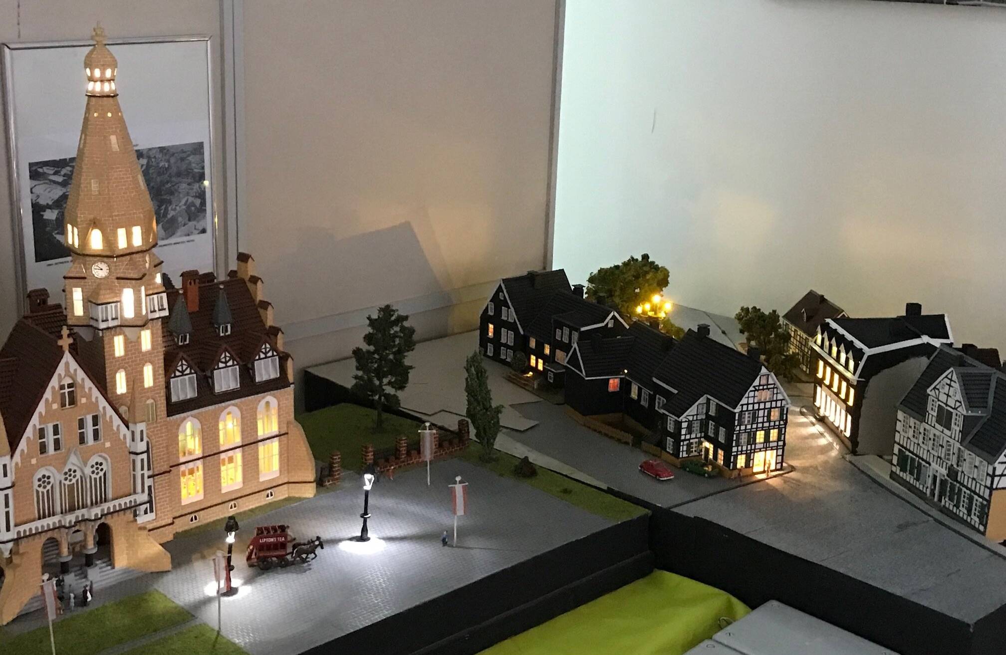 Das Modell des Cronenberger Rathauses leuchtet nun. 