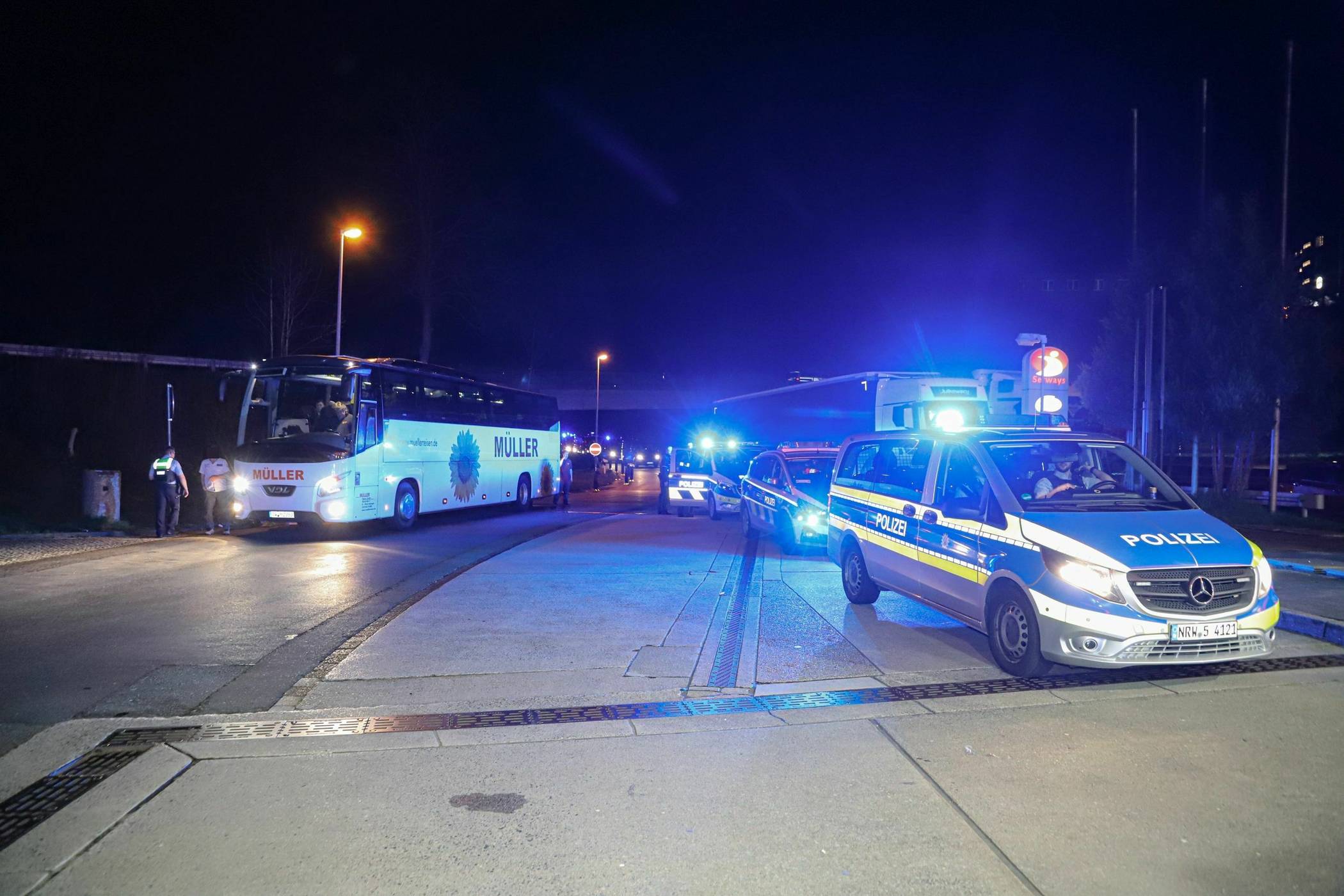  Die Polizei rückte mit verstärkten Kräften an. 