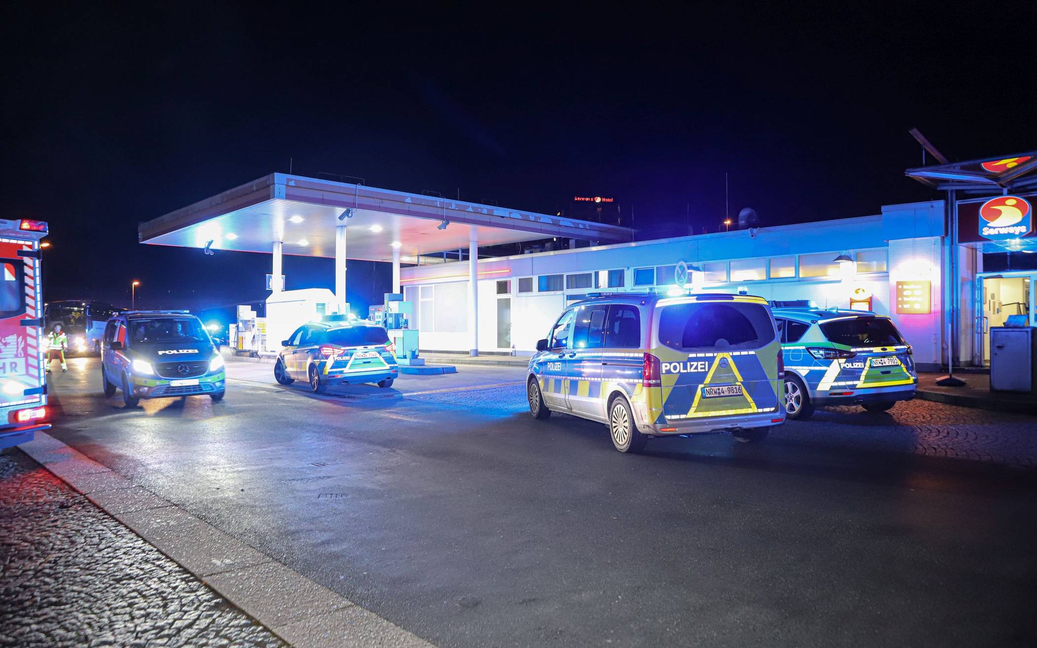 Bilder: Polizei-Einsatz wegen Fußballfans​ an Raststätte